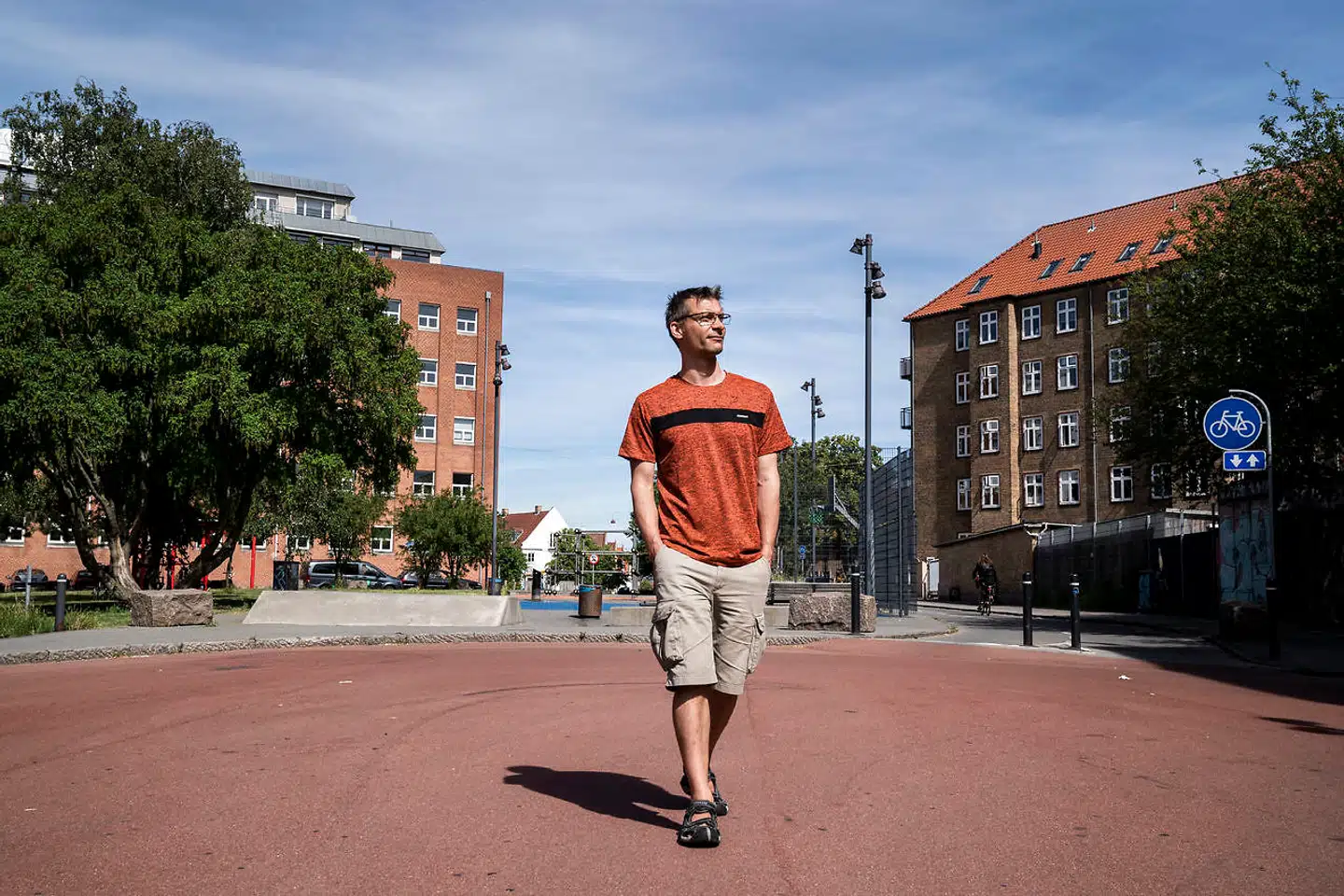 Martin Slott Hansen er bestyrelsesformand i ejerforeningen på Sigynsgade 36-66. Han står frem med navn og billede og fortæller om problemer i gaden. Mange andre beboere ønsker ikke at få deres navn og billede i en avis af frygt for repressalier fra de drenge og unge mænd, der skaber utryghed.