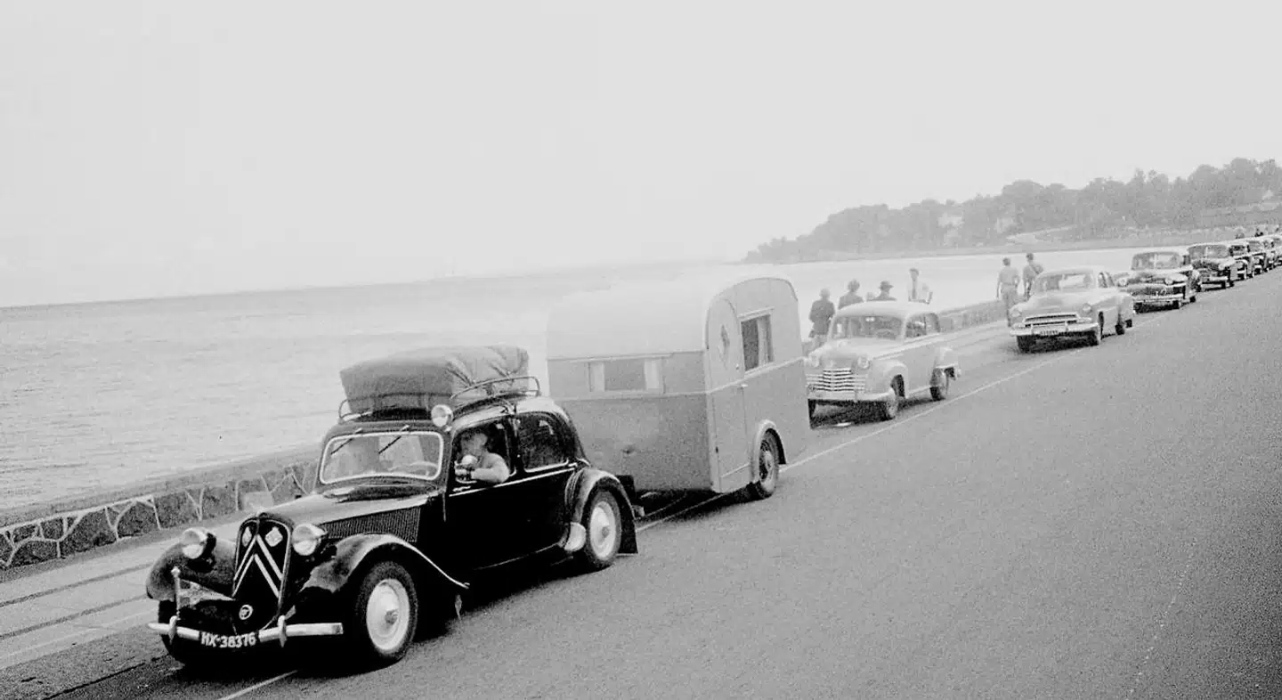 Arkivfoto. »Afsted på ferie med den nye campingvogn«. Helsingør, juli 1953.