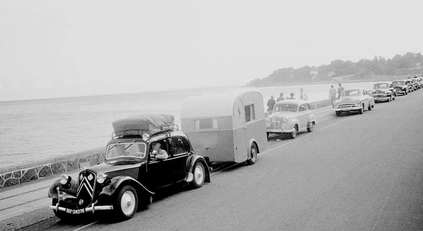 Arkivfoto. »Afsted på ferie med den nye campingvogn«. Helsingør, juli 1953.