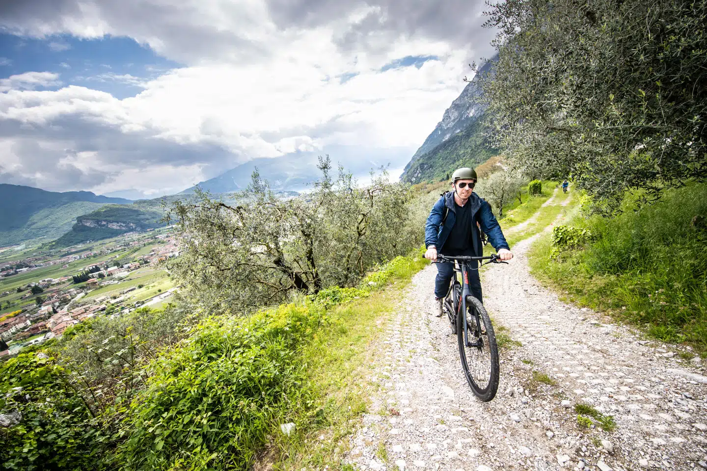 Tidligere rejste man til Gardasøen for at slentre og solbade. Med elcykel kan langt de fleste køre på opdagelse højt oppe i bjergene til hidtil ukendte landskaber og småbyer.