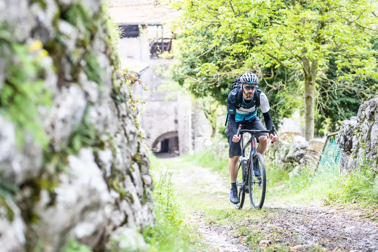 De nyeste elcykler kan indstilles til forskellige funktioner, så man skiftevis kan få hjælp og give sig selv fysisk modstand. Det gør dem særdels velegnede til bjergkørsel.