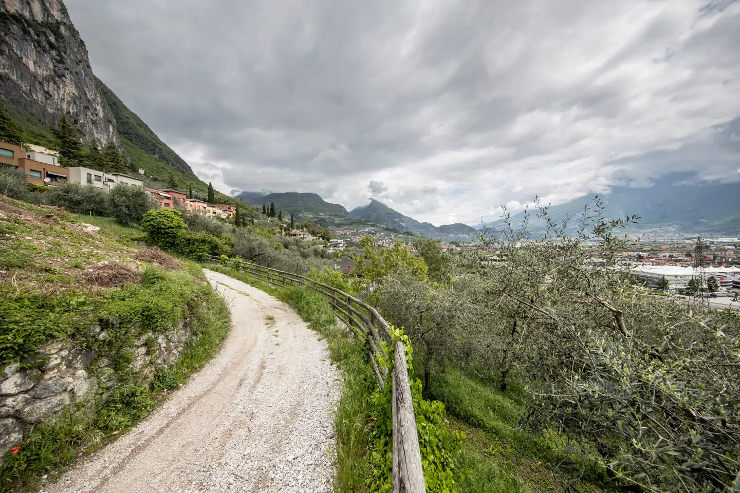 Tidligere rejste man til Gardasøen for at slentre og solbade. Med elcykel kan langt de fleste køre på opdagelse højt op i bjergene til hidtil ukendte landskaber og småbyer.