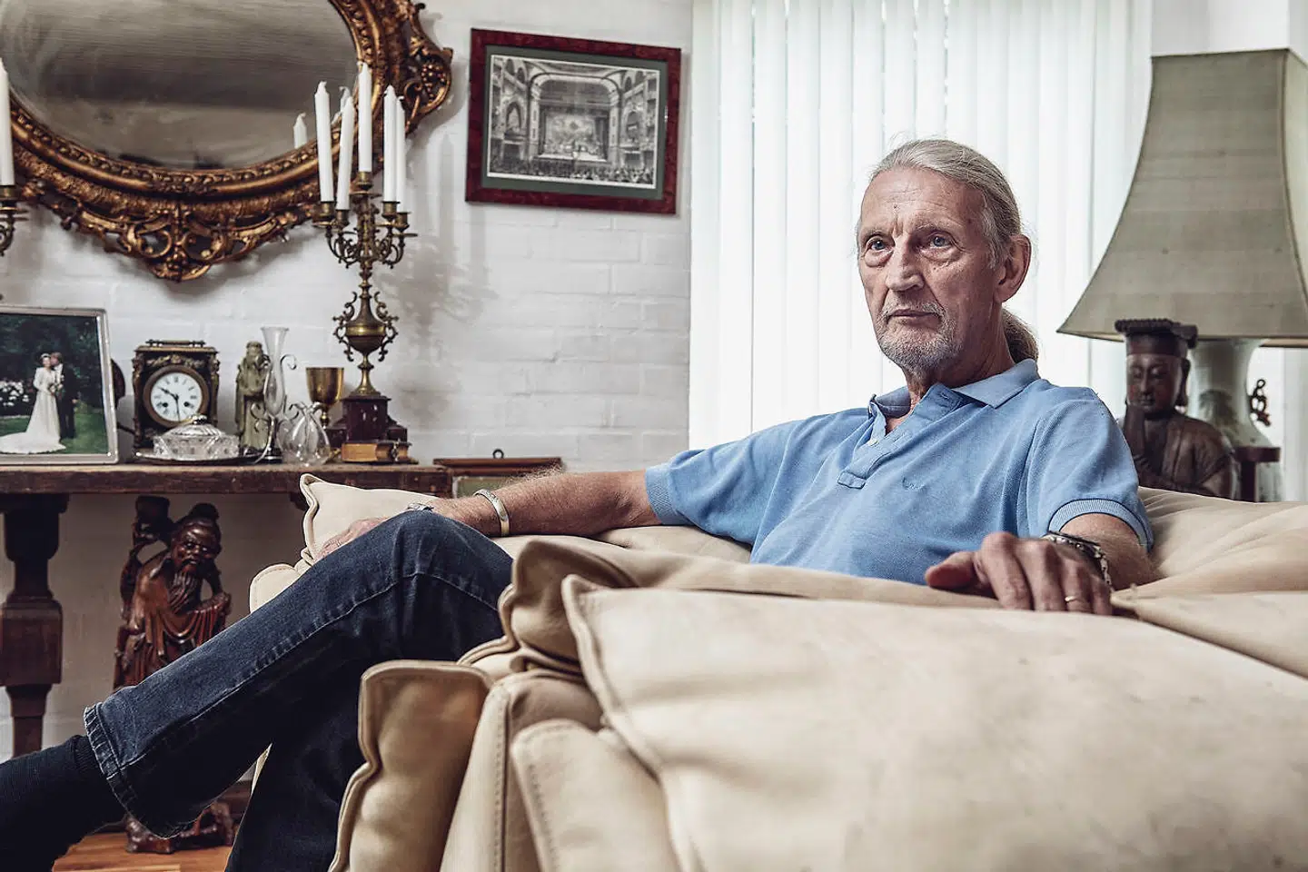 Stuen er fyldt med ting, han har haft med sig fra sine mange rejser. »Jeg har altid været en samler,« siger han lidt undskyldende.