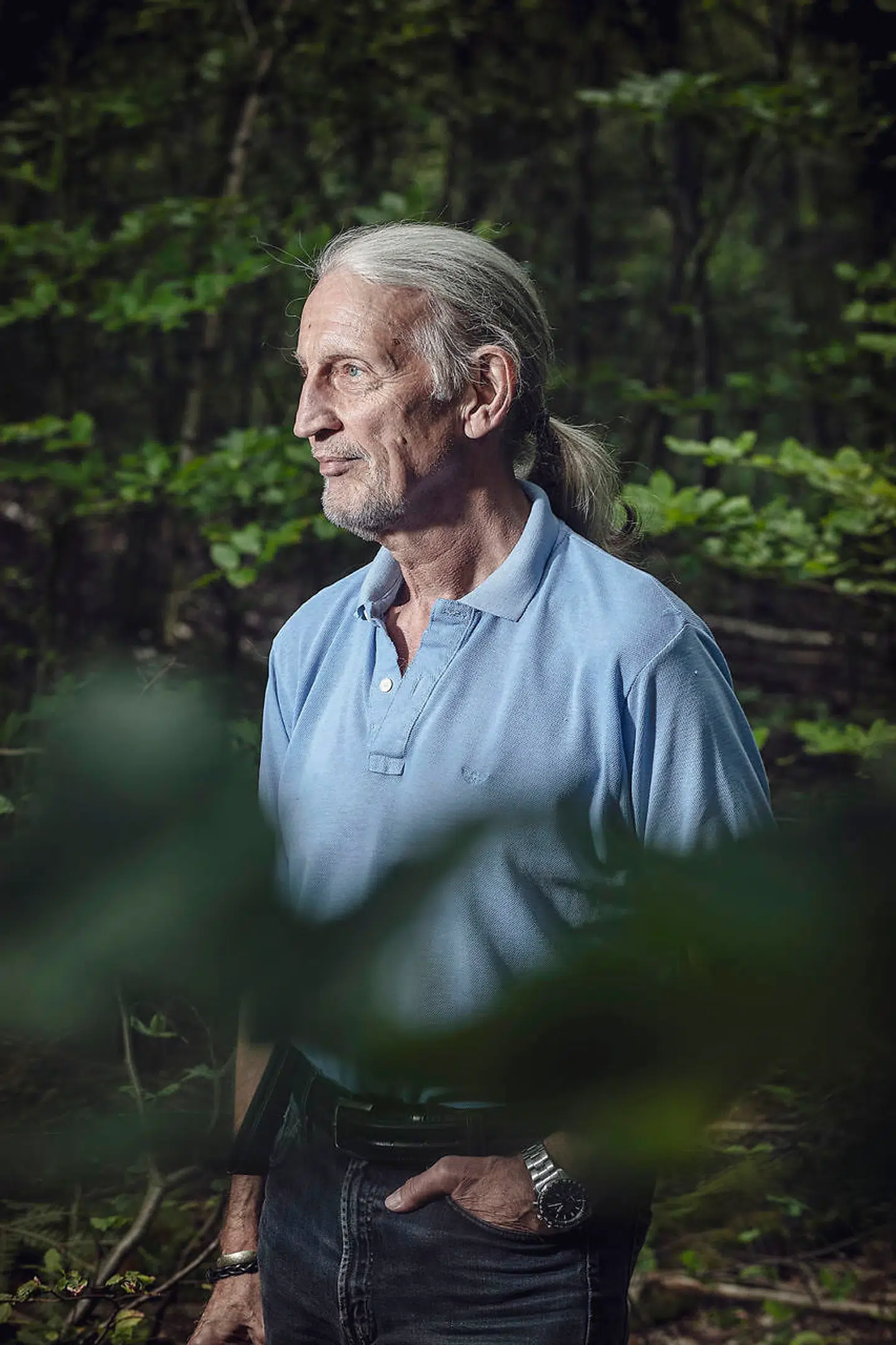 Johnny Eliasen har boet i Holstebro de sidste 20 år – her i skoven i nærheden af den villa, hvor han bor sammen med sin hustru, Theresa Jarvis Eliasen, og parrets to døtre.