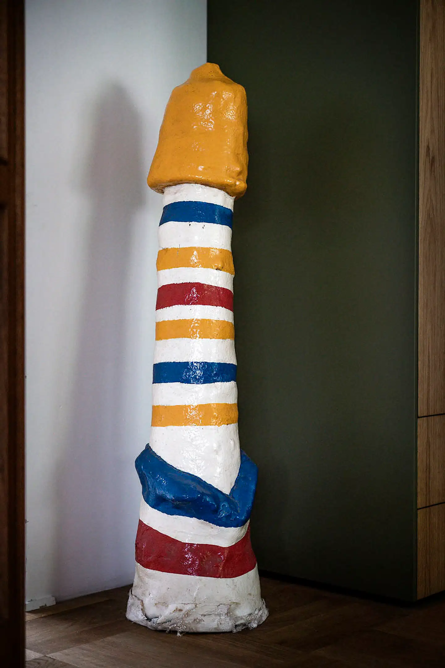 En penis fra hippietiden pynter i soveværelset.