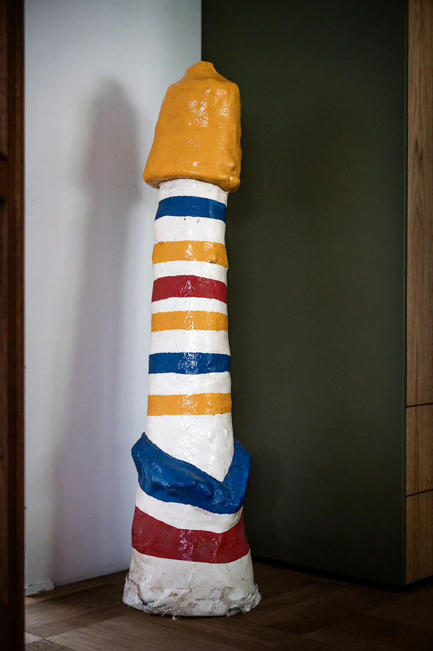 En penis fra hippietiden pynter i soveværelset.