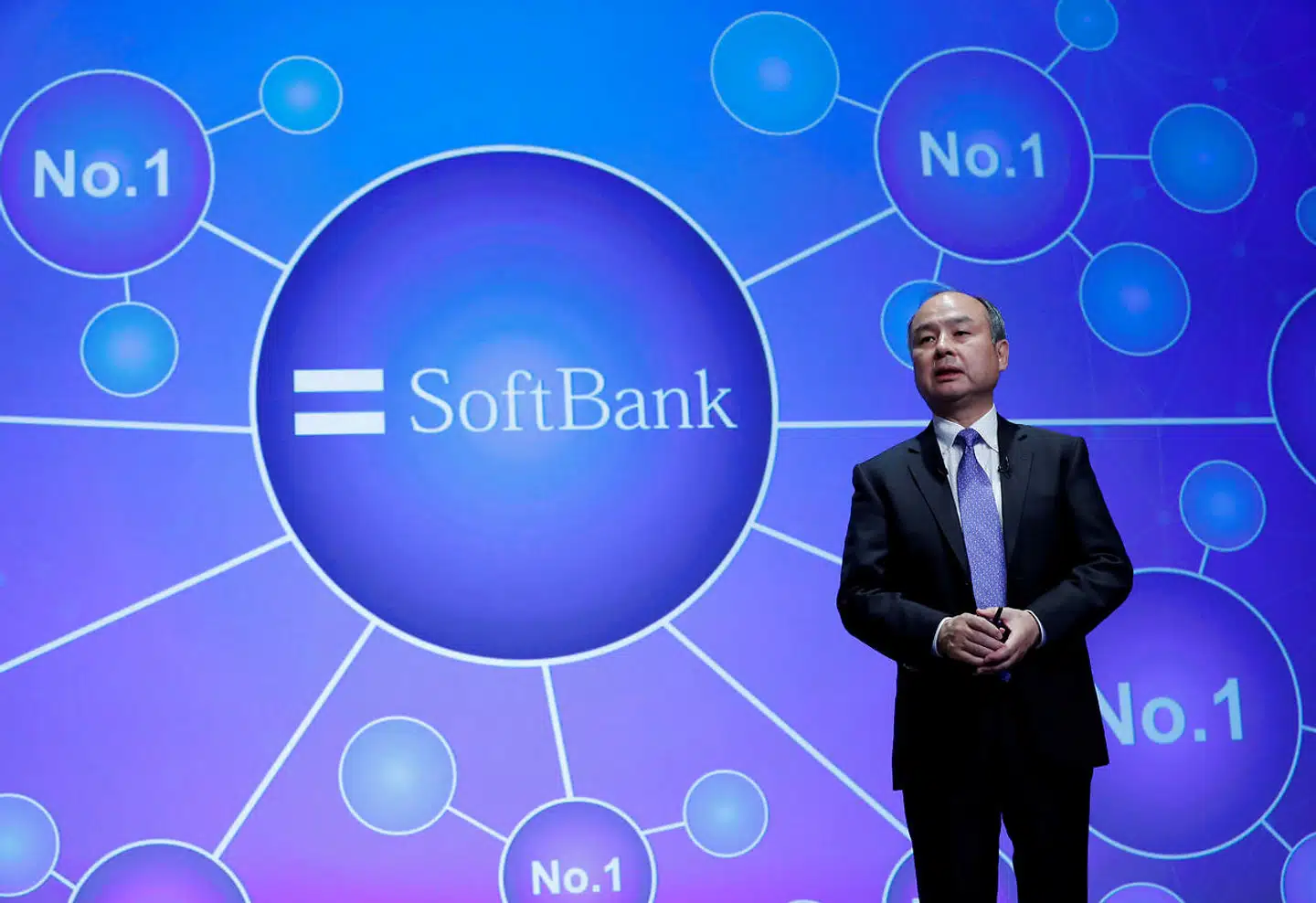 Apple og Microsoft står til at være nogle af de virksomheder, der vil være hovedinvestorer i SoftBanks visionsfond. Ifølge adm. direktør i SoftBank, Masayoshi Son, vil investeringsrunden være større og mere ambitiøs end forrige runde for to år siden.