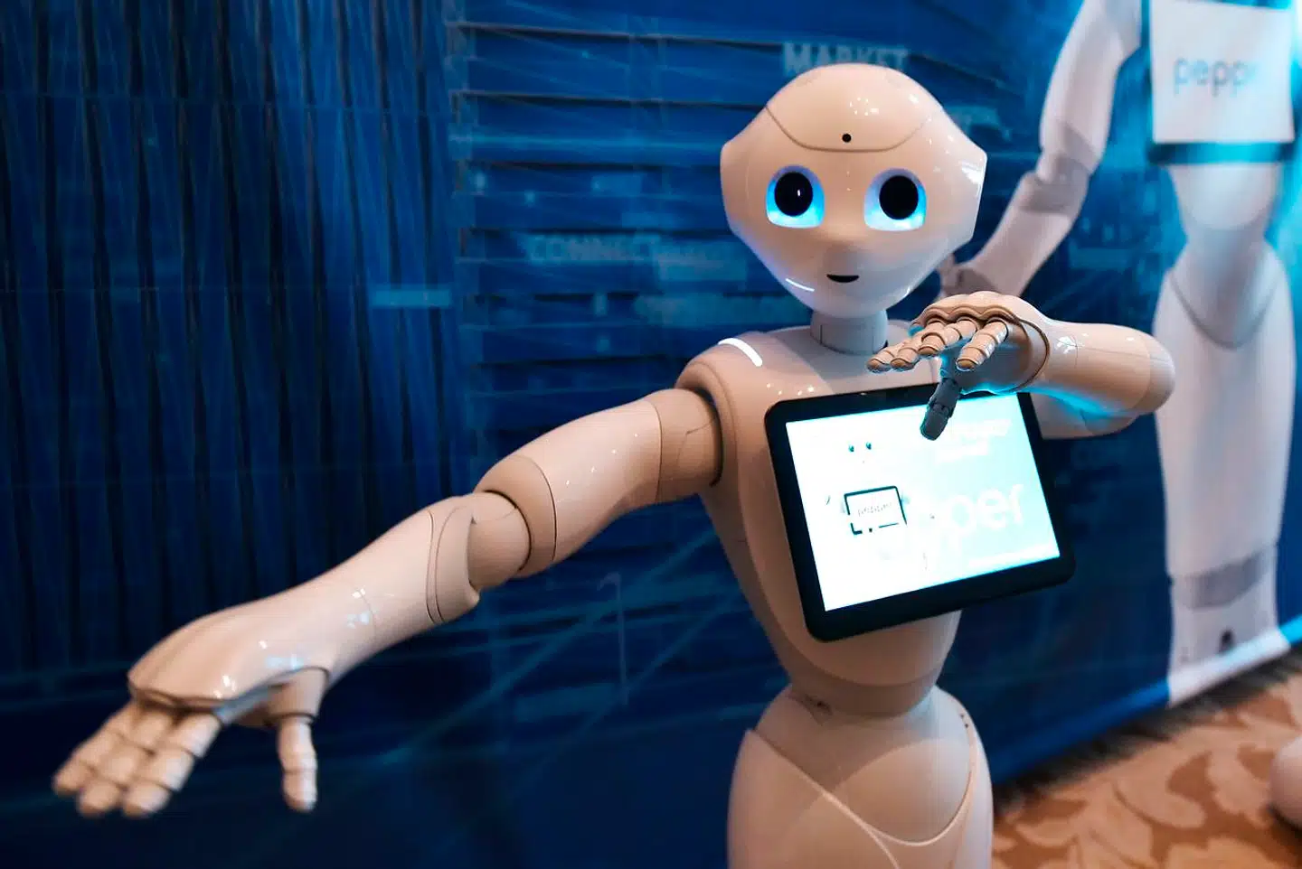 SoftBank investerer primært i startups, der arbejder med kunstig intelligens, og med visionsfonden håber virksomheden at understøtte forskellige projekter inden for kunstig intelligens. På billedet ses en robot udviklet af SoftBank, der er designet til at genkende menneskelige følelser.
