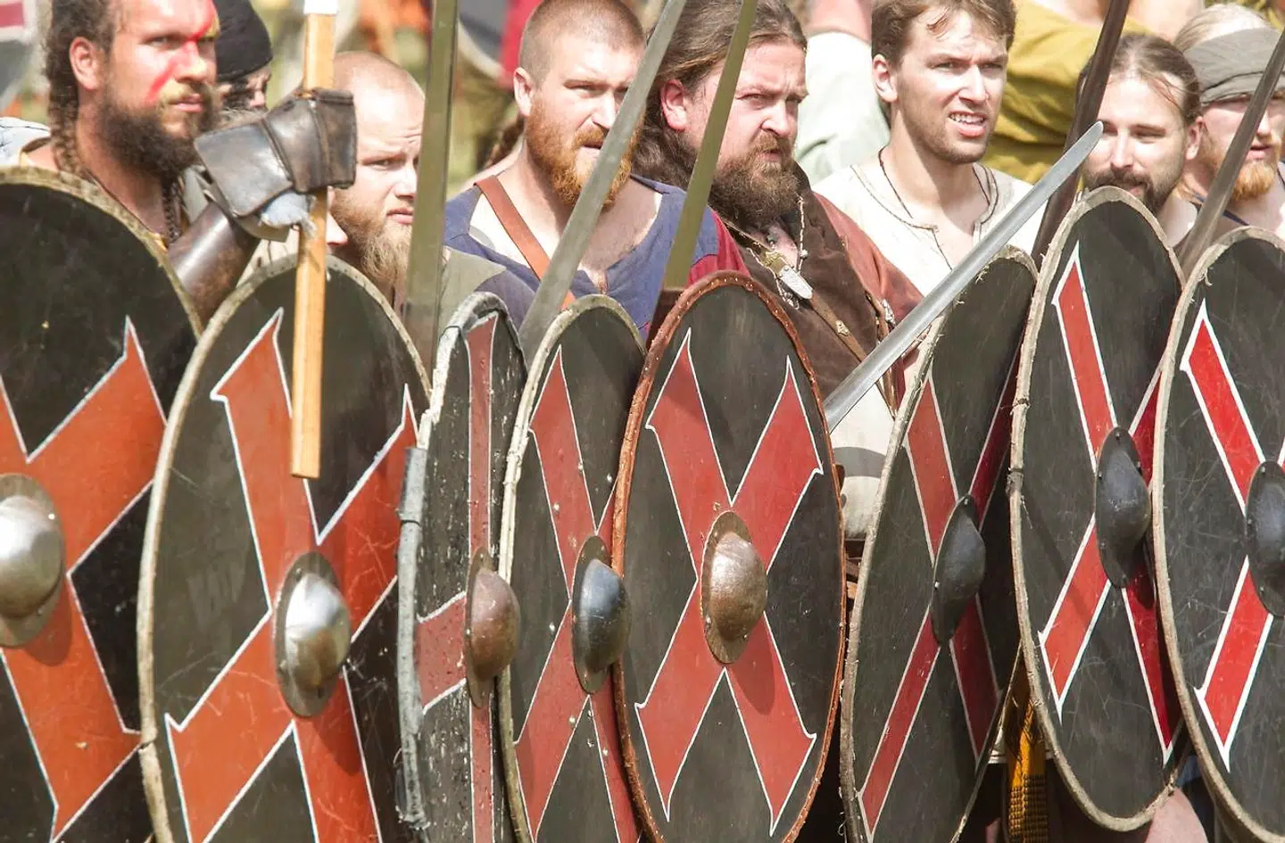 En norsk ph.d. vender måske op og ned på vores forestillinger om kønsrollerne i vikingetiden. Mandegrave viser sig at indeholde både kogekar og smykker, som man traditionelt forbinder med kvinderollen. Tidligere arkæologiske udgravninger af kvindegrave har desuden vist sig at indeholde våben, som man traditionelt har forbundet med manderollen.