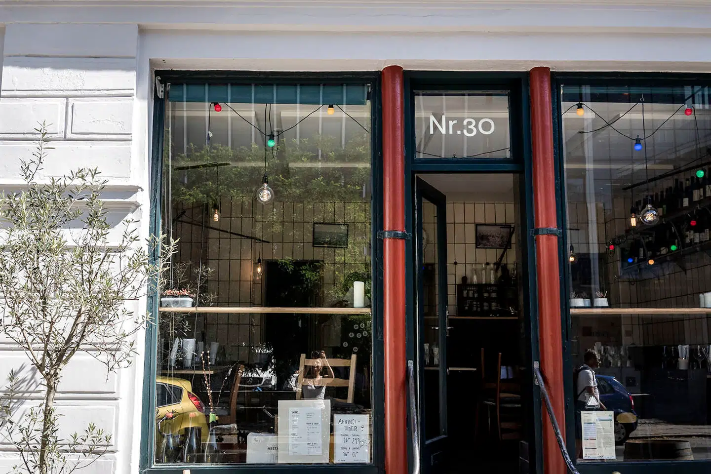 Vinbar Nr. 30 i Nansensgade er ikke meget mere end et hul i væggen.