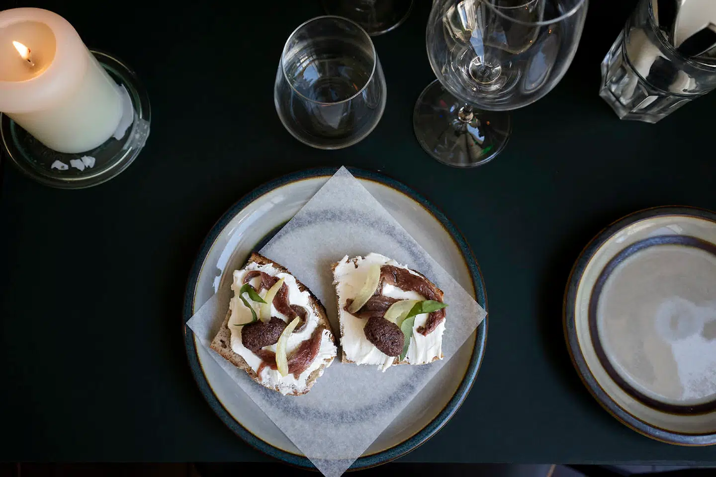 Toast med gedefriskost, ansjoser og tapenade.