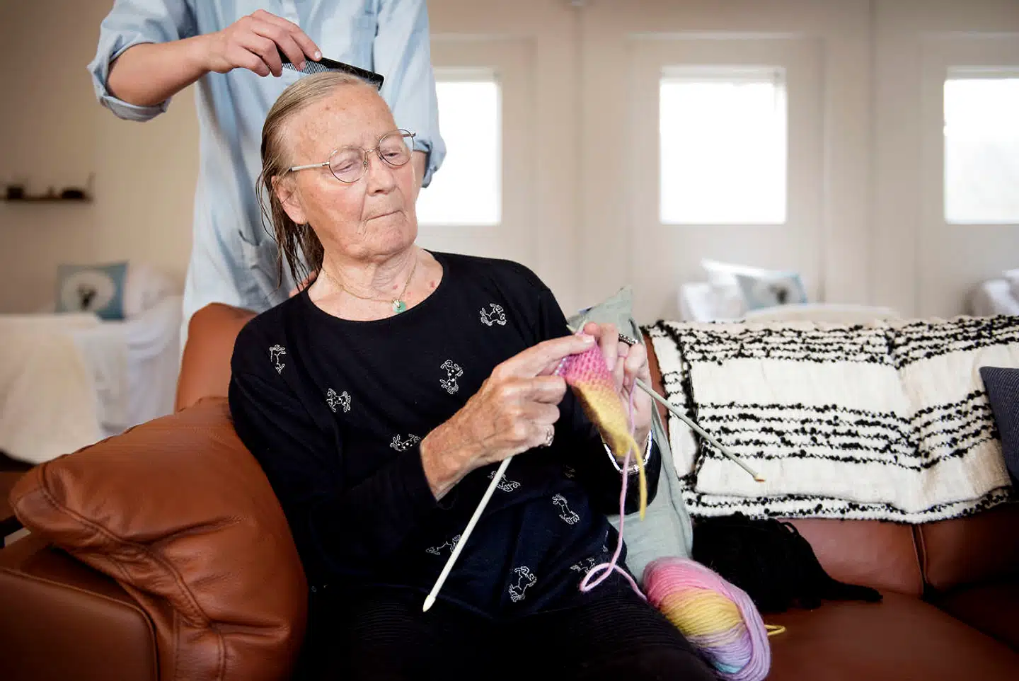 Grethe Thestrup-Pedersen er 76 år, dement og bor på et plejehjem i Københavns Kommune. Engang rejste hun kloden rundt. Men for fire år siden begyndte sygdommen. Hun kom på Søstersanatoriet på Frederiksberg første gang, da det åbnede i januar 2019. Her tager man sig af demente ved at erstatte medicin med nærvær, frisk luft og motion. Grethe var indelukket og fjern, indtil hun begyndte på sanatoriet. Nu er hun begyndt at tale og strikke igen. Søstersanatoriet er privat, og pårørende betaler for plejen.