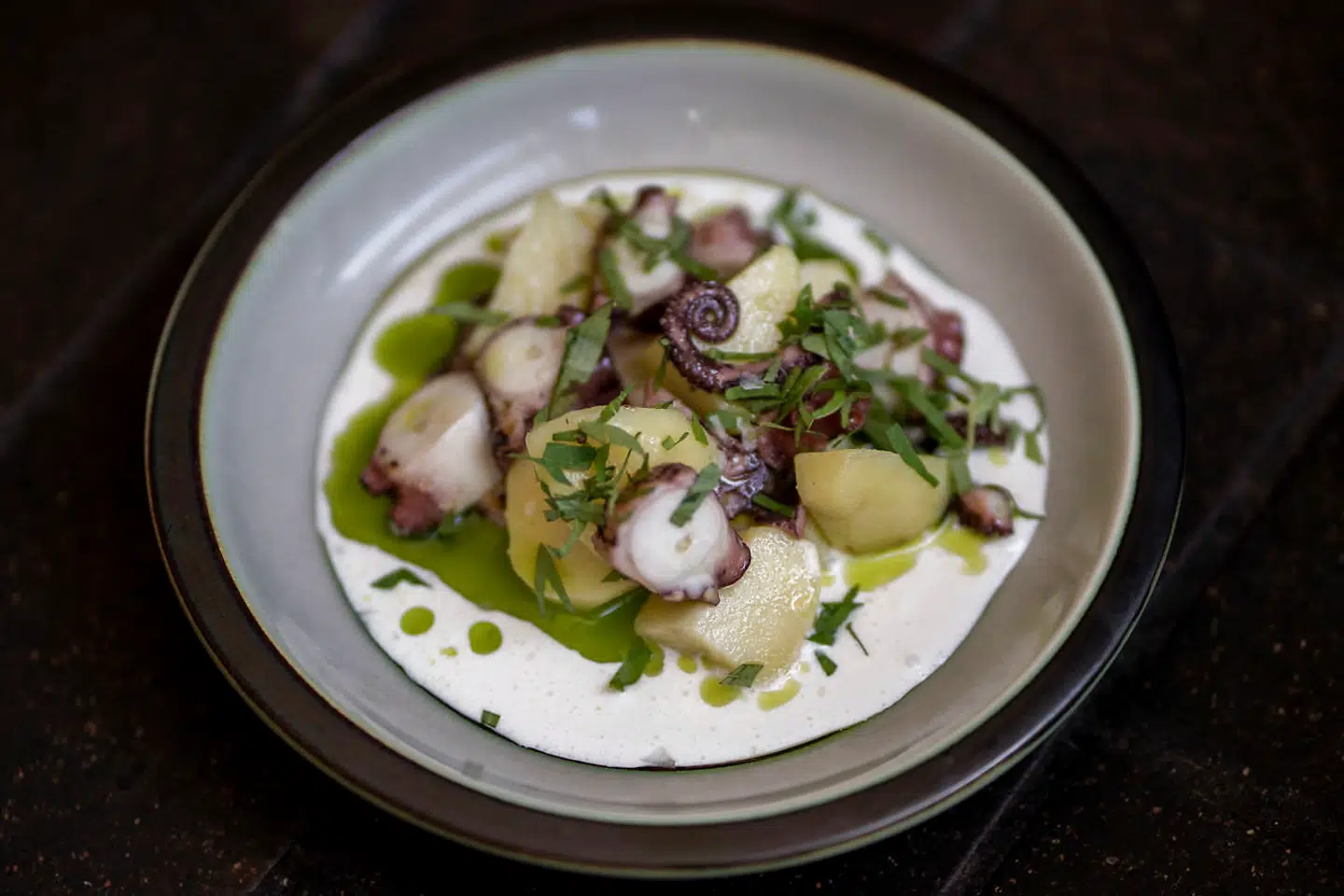 Ottearmet blæksprutte med kartofler, løvstikke og gedefriskost.
