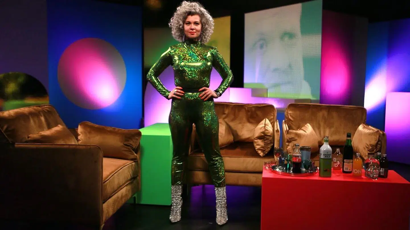 Forleden skrev den 45-årige TV- og radiovært Sara Bro et opslag på Instagram, da nyheden om, at hendes TV-program ikke var blevet forlænget. »Nu ved jeg, at stramt grønt glimmertøj kan gøre folk sure,« lød det bl.a. i opslaget.