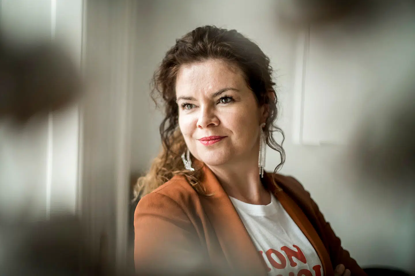 »Det er gået op for mig, at glimmer kun bliver mere provokerende, jo ældre jeg bliver. Og jeg kan love, at jeg vil fortsætte med at gå i det,« siger etnolog og forfatter Julia Lahme.