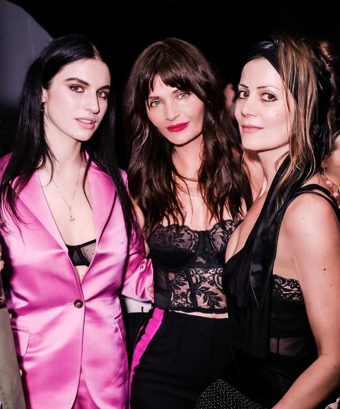 Kan en kvinde på 50 bære denne corsage? En britisk moderedaktør mener, at Helena Christensen er for gammel til den slags. Foto fra Helena Christensens Instagram-profil.