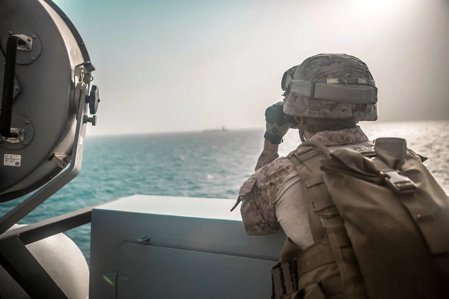 Det amerikanske marinekoprt er med i den store amerikanske flåde, der befinder sig ved Hormuz-strædet. her overvåger korporal Michael Weeks på »USS P. Murtha« situationen ved Hormuz-strædet. Adam Dublinske/U.S. Navy/Handout.