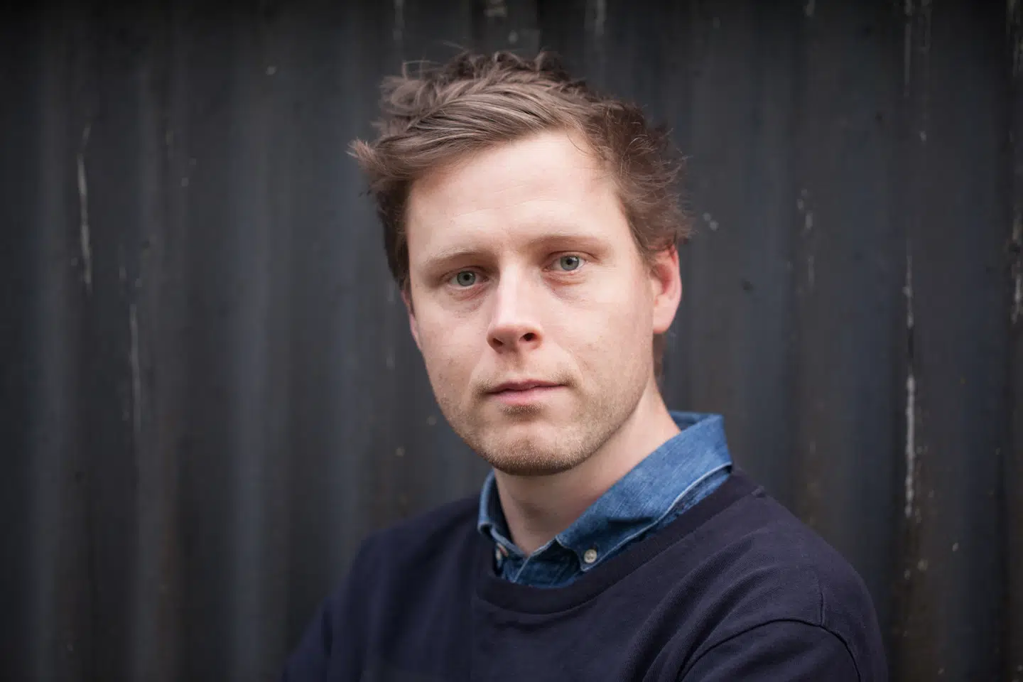 »Max Porter besidder en fundamental evne til at fange og udnytte læserens forestillingsevne. Han fremkalder ubesværet den fornemmelse af ubegrænset virkelighed og ubekendte dimensioner, som man i barndommen følte sig konstant på tærsklen til, hvortil alting potentielt kunne være en portal, og som vækkedes af netop gode fortællinger,« skriver Mette Leonard Høeg i sin anmeldelse.