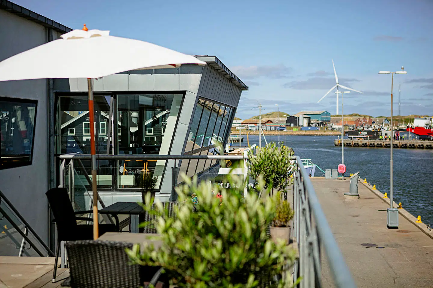 Restauranten på første sal er bygget som en kommandobro på et skib.