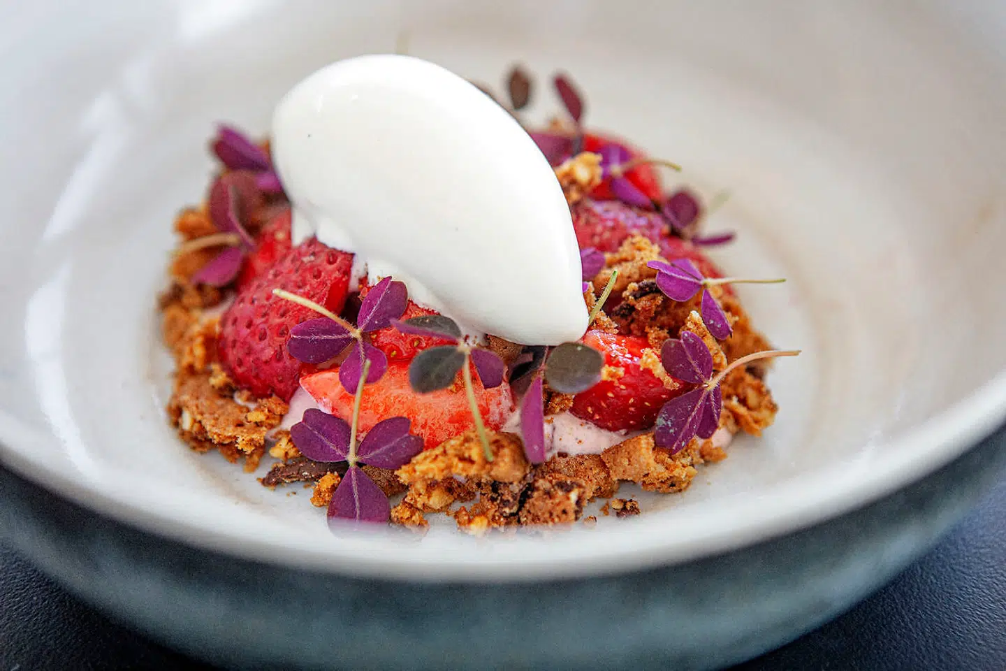 Dansk jordbær serveret med hvid chokolade, cookies, sprødt samt vaniljeis.