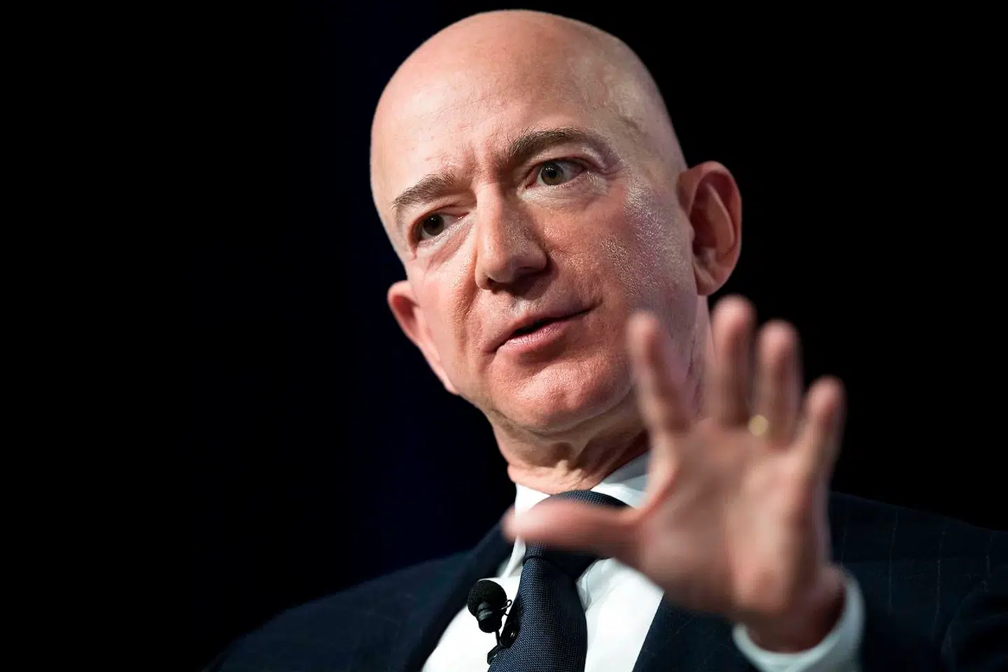 Jeff Bezos, stifteren og topchefen for Amazon, har tidligere understreget, at store virksomheder også skal kigges efter i sømmene, hvilket inkluderer hans egen virksomhed. Men foreløbigt er der lange udsigter til at sætte handling bag ordene.