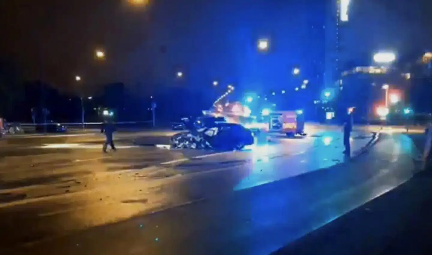 En politibetjent er natten til tirsdag omkommet i en trafikulykke på Langebro i København. Bilinspektører har siden ulykken været i gang med at undersøge, hvad der er sket på broen. I den forbindelse har Langebro været spærret for trafik. Politiet var i flere timer i gang med at rydde op på broen, hvor der lå store mængder olie og kølervæske fra de implicerede biler.