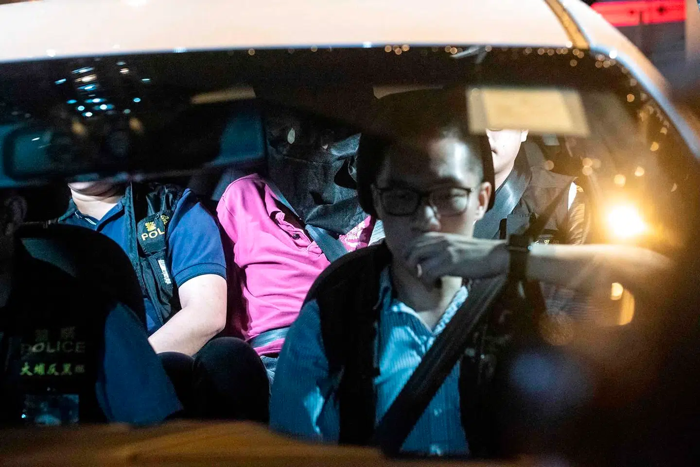 Politiet har tilbageholdt seks mænd efter et voldsomt angreb mod demonstranter og andre ved en metrostation i Hongkong.