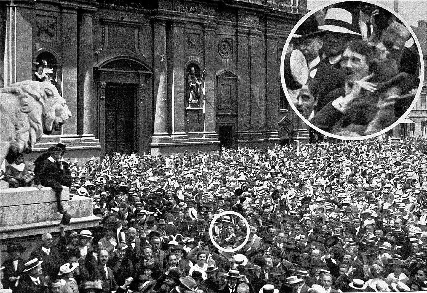 Et kendt foto af folkesamlingen på Odeonsplatz i München, hvor den unge Adolf Hitler kan skimtes og er trukket frem i et nærbillede.