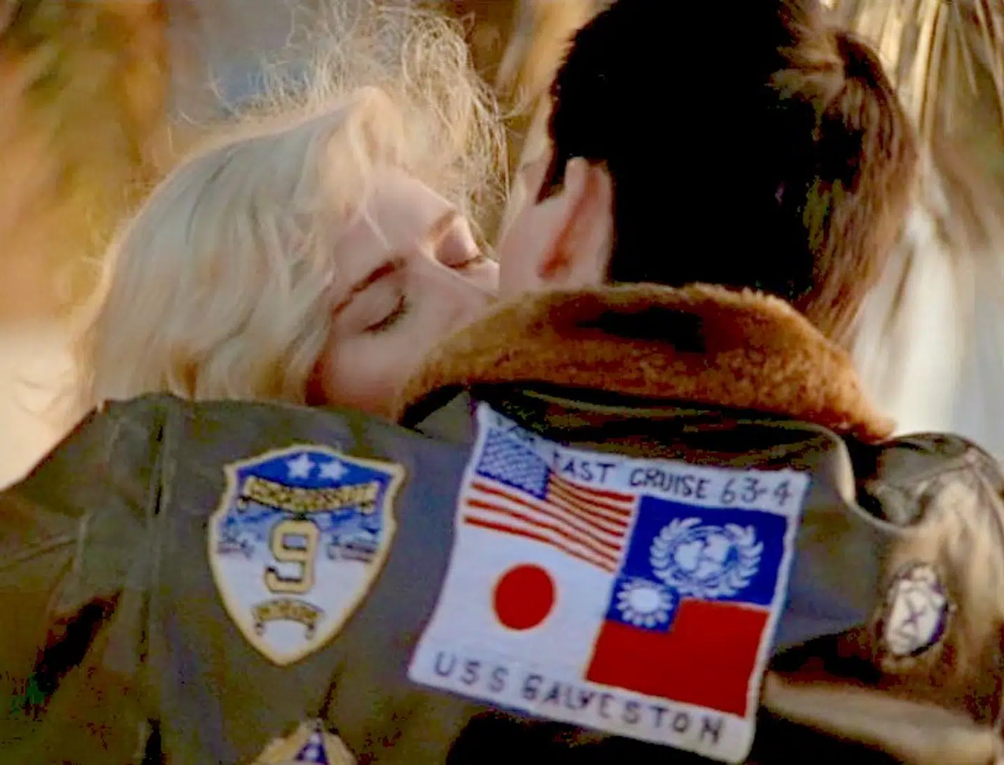 Mærkerne på Tom Cruise' jakke i den oprindelige film med Japans og Taiwans flag på. I traileren til den nye film er mærkerne ændret til grafiske symboler.