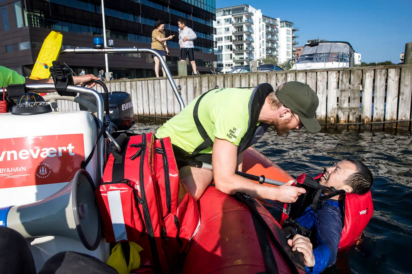En kineser er kæntret i sin kajak og kan ikke komme op igen. »First time, first time«, griner han. Han har aldrig sejlet kajak før. Kystlivredder Hans Kibsgaard, hjælper manden op, mens familien ser til fra kajen på Islands Brygge. Turisten får besked på at passe på sig selv, hvorefter han sætter sig i kajakken igen. Minuttet efter kæntrer han i igen, og livredderne beordrer ham til ikke at sejle videre. Manden gør, som der bliver sagt.