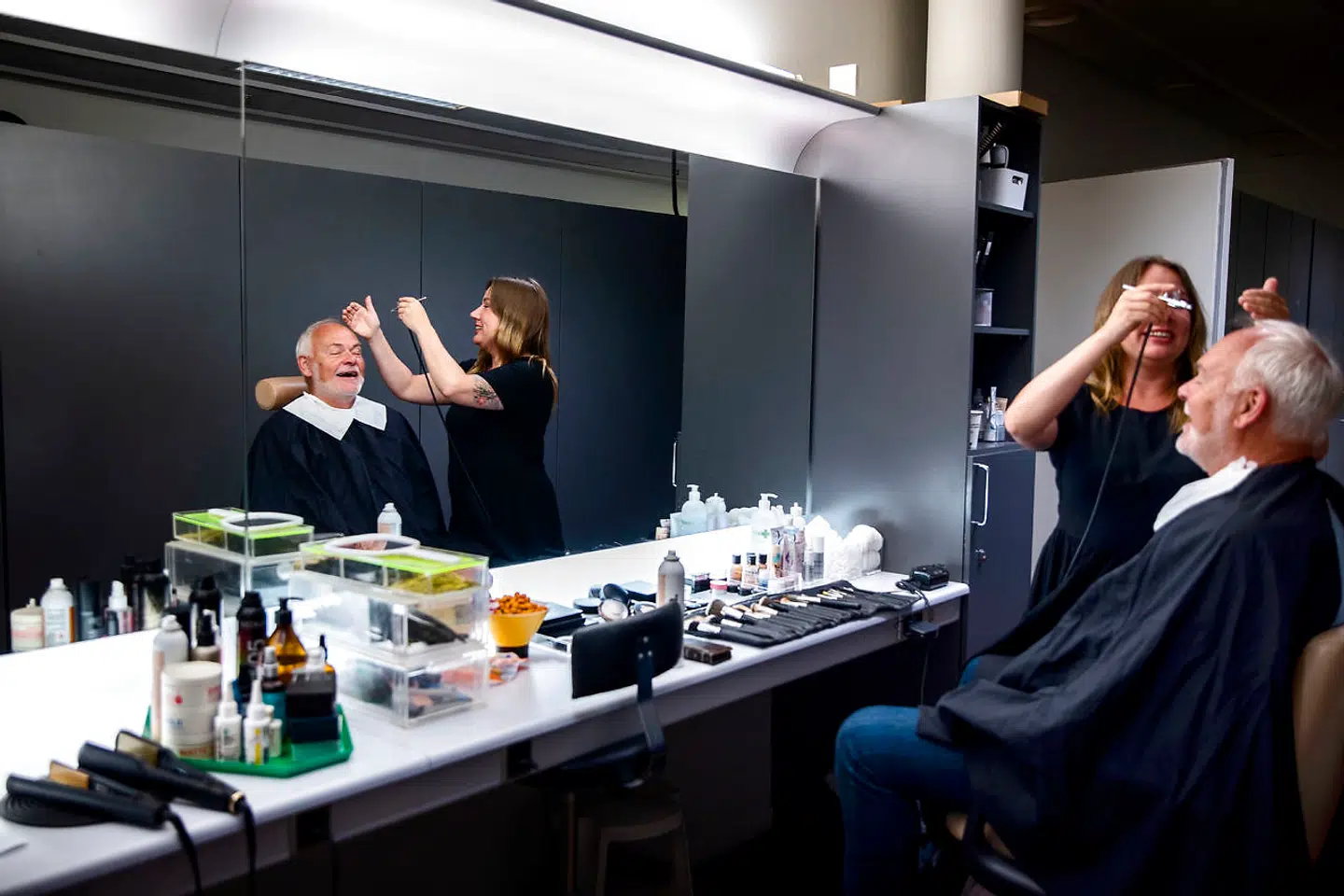 »Jeg er jo heldig på den måde, at man i mit job får makeup på og derfor ser yngre ud,« joker vejrvært på TV 2 Per Christiansen, der her bliver sminket af Sandie Jepsen inden en udsendelse.