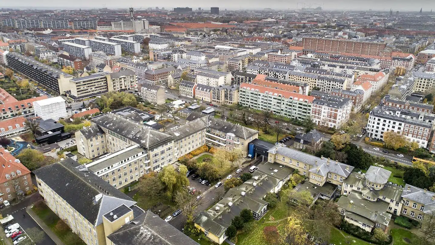 Hvor er det dog befriende at høre, at selv om flere boliger og dermed flere borgere er ekstra penge i kommunekassen, så er det ikke boligkvadratmeter, der står øverst på ønskesedlen for Frederiksbergs politikere, når der skal ske nyt på kommunens hospitalsgrund.