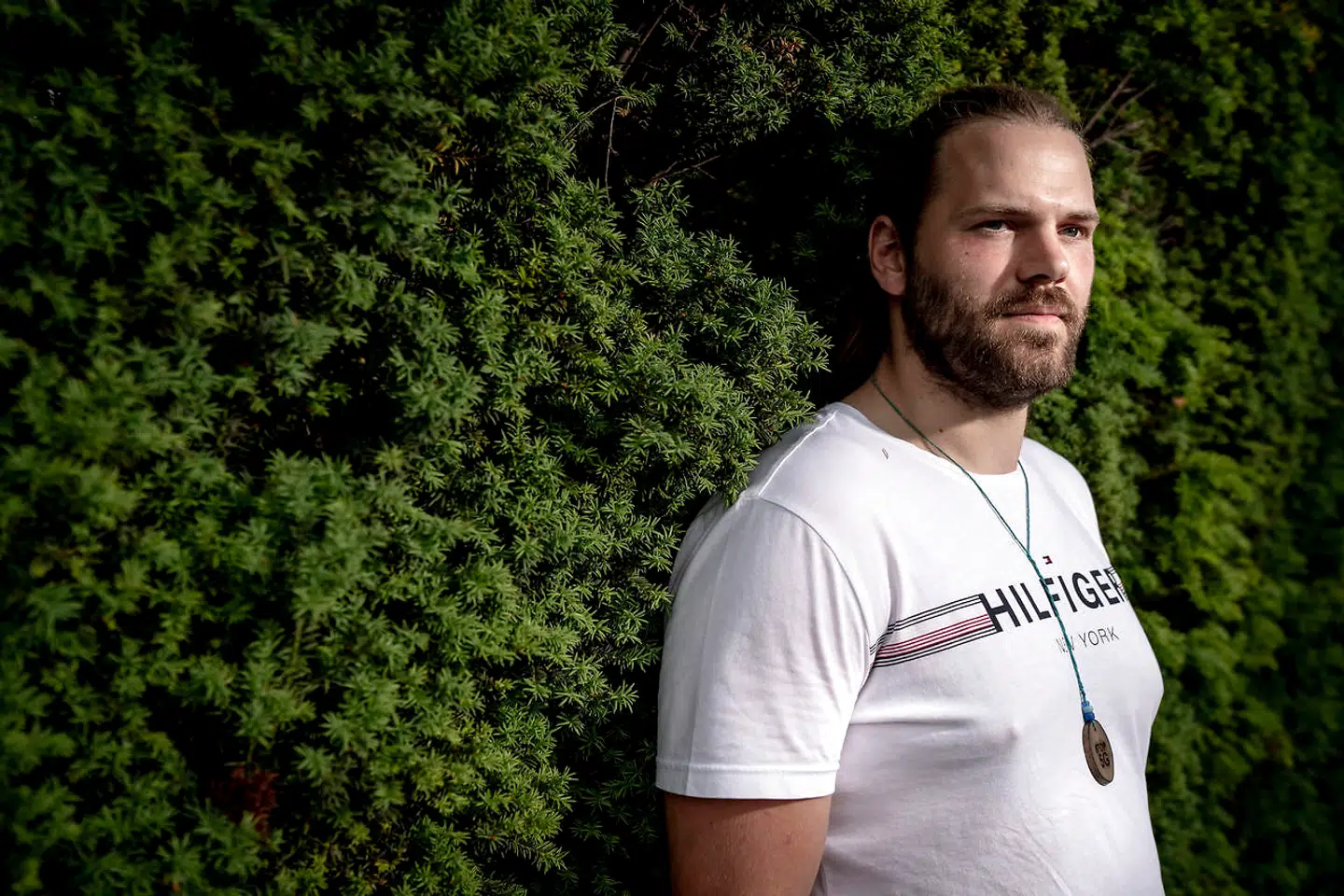 Mathias Brodka er konspirationsteoretiker og medlem af partiet JFK21. Han er af den opfattelse, at magthaverne i verden ikke ønsker det bedste for befolkningerne, og at samfundets vigtige institutioner er i lommen på store selskaber, der betaler for at gennemføre løgnagtige dagsordener.