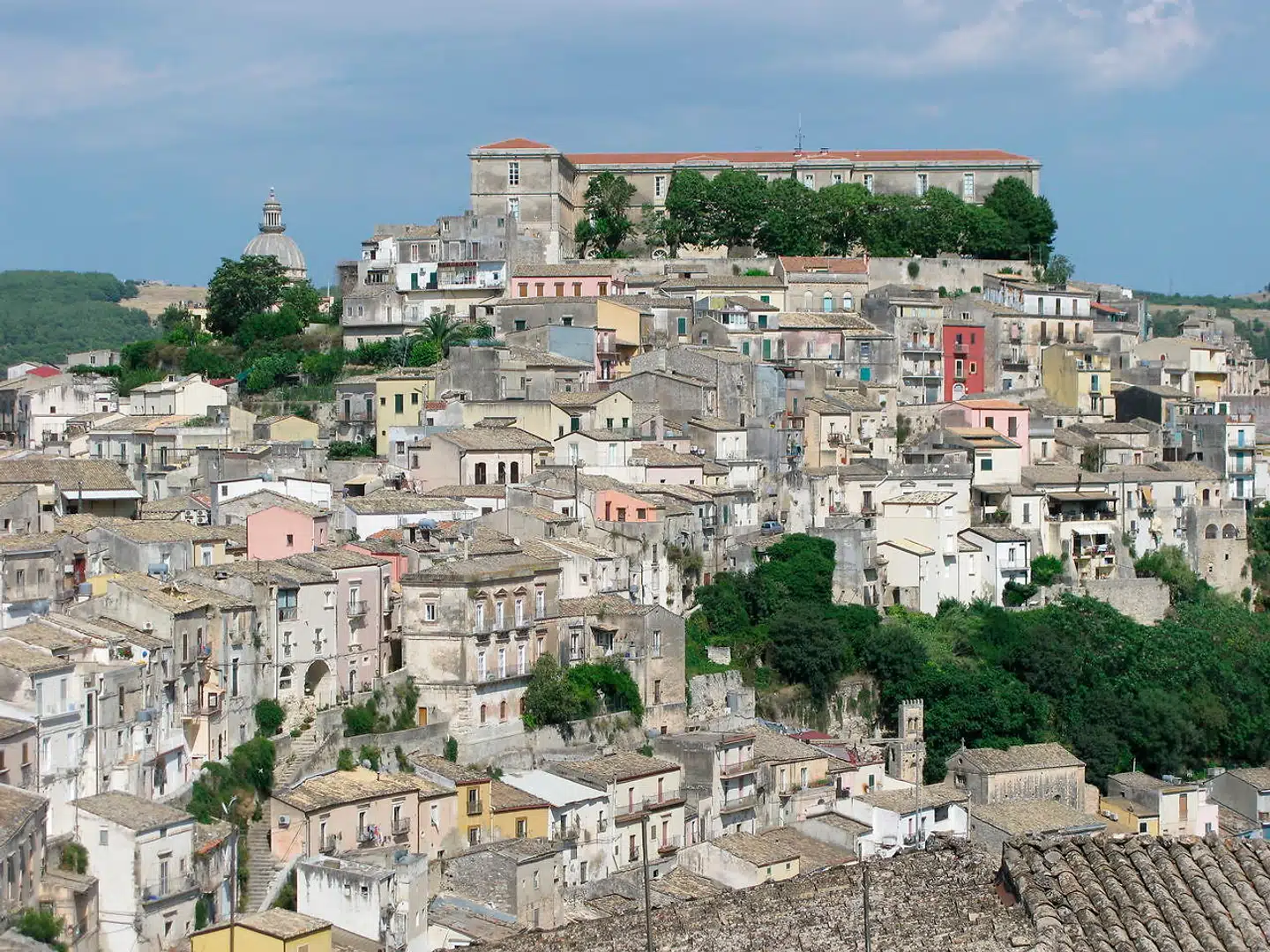 Fra Superiore har man en fantastisk udsigt ned over nabobydelen Iblas halvslidte huse.
