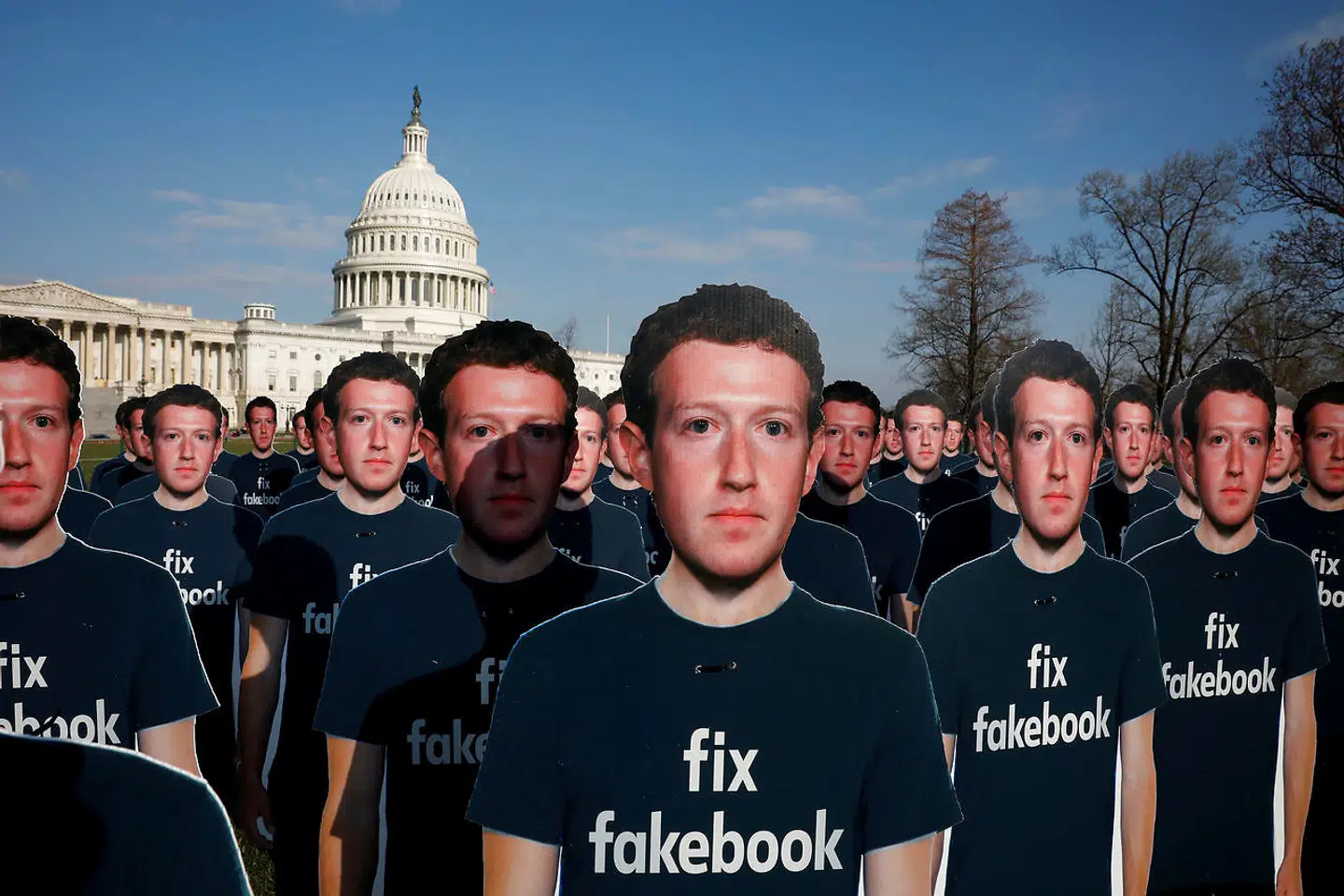Papfigurer med Facebook-stifteren Mark Zuckerberg bruges her af demonstranter under en protest uden for USAs Kongres i Washington, D.C. i april 2018. At »fikse Facebook« var netop, hvad Mark Zuckerberg har lovet at gøre i kølvandet på sager om selskabets omgang med brugerdata og brugen af det sociale medie til falske nyheder, spredning af hadytringer og forsøg på at påvirke bl.a. præsidentvalget i 2016.