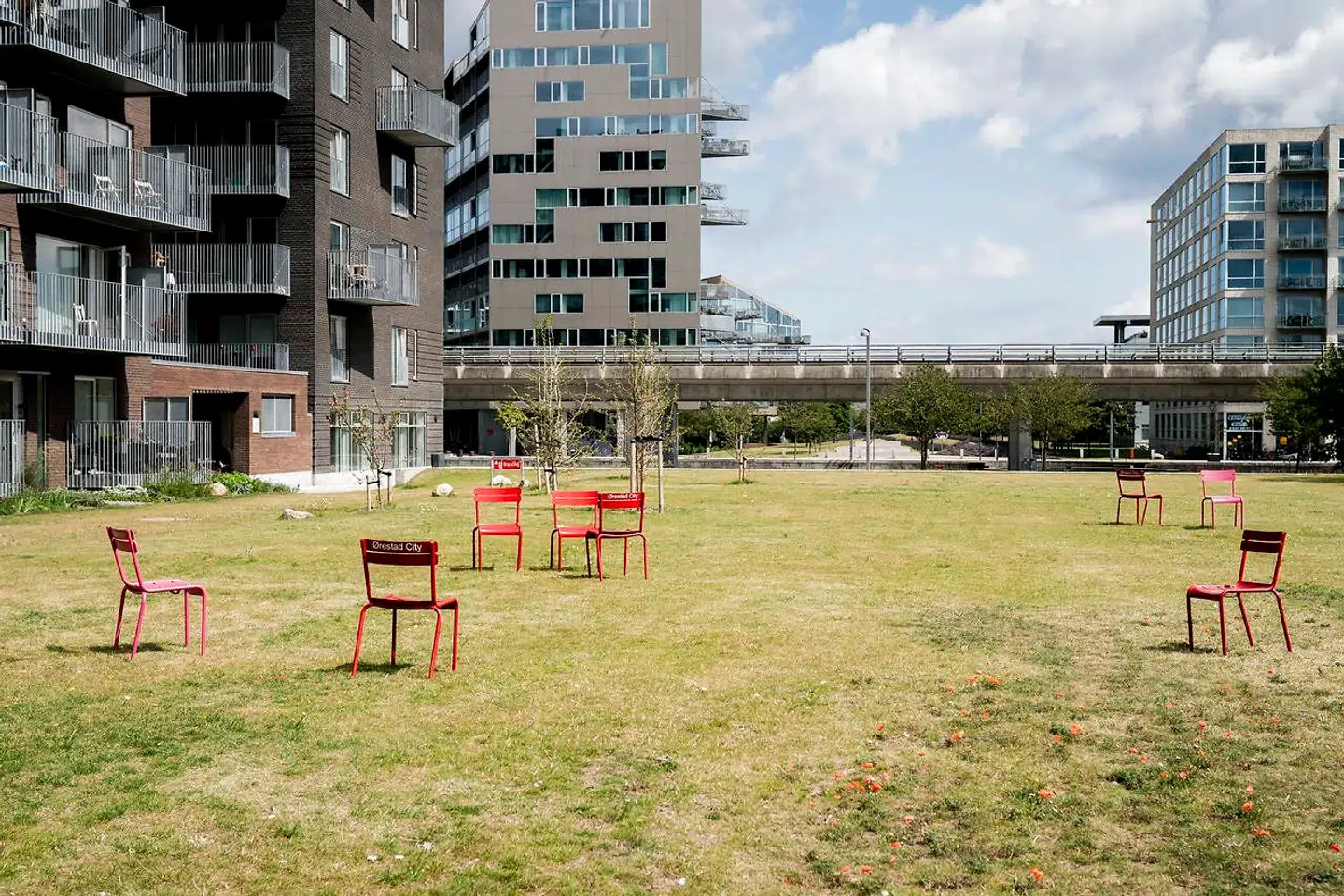 Der er stadig masser af plads i øde-staden - og ikke ret mange mennesker. Ikke ret meget liv.