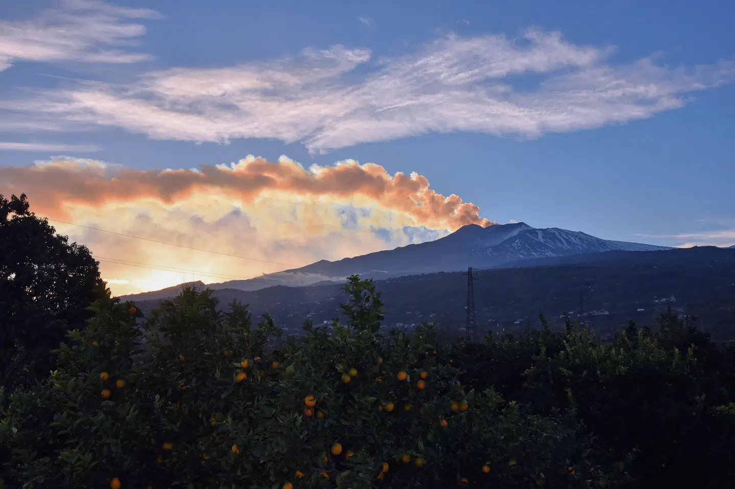 Røg stiger op fra vulkanen Etna på Sicilien ved et udbrud i december 2018. (Arkivfoto) Giovanni Isolino/Ritzau Scanpix