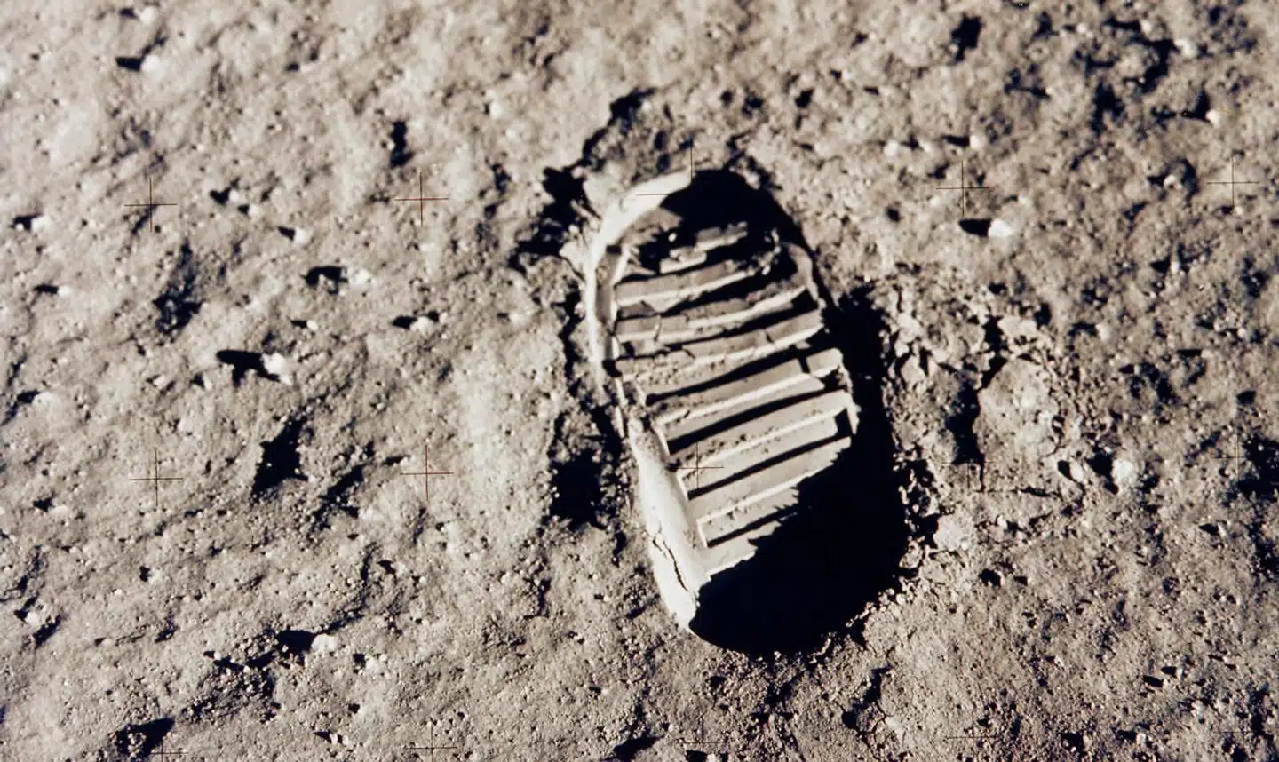 Vrøvlede Neil Armstrong, eller sagde han præcis det, der var hensigten, da han satte verdens første fod på Månen? Måske får vi det aldrig opklaret. Det berømte billede af støvleaftrykket i det fine månesand stammer i øvrigt ikke fra Armstrong, men fra hans medastronaut Buzz Aldrin.