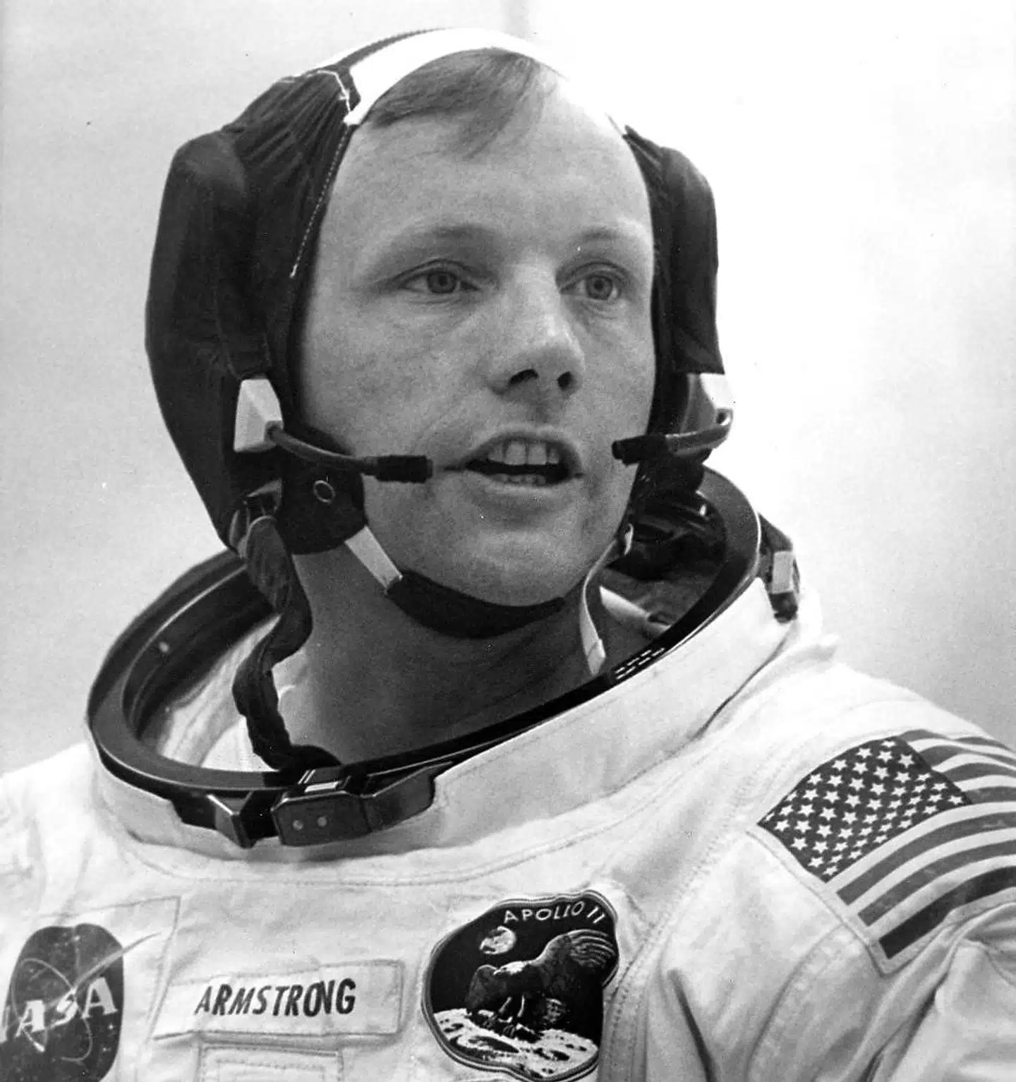 Mange år efter månelandingen sagde Neil Armstrong om det manglende »a« i sit evigt citerede udsagn på Månen: »Jeg håber, at historien vil yde mig spillerum til at have droppet den lille vokal og forstå, at den bestemt var ment.«