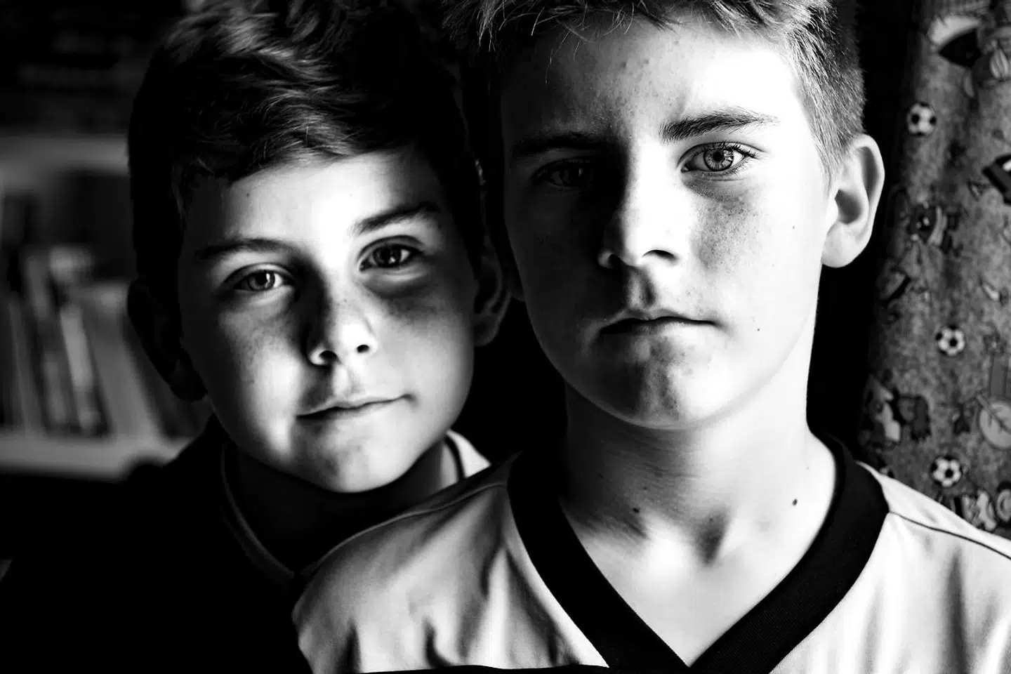 Elias Schlüter (til højre) husker tydeligt den dag, hvor hans mor døde. Både han og lillebror Anton syntes, at det var uhyggeligt at se hende ligge livløs i sengen. Her fortæller de om den sorg, de har følt, efter at de mistede deres mor.