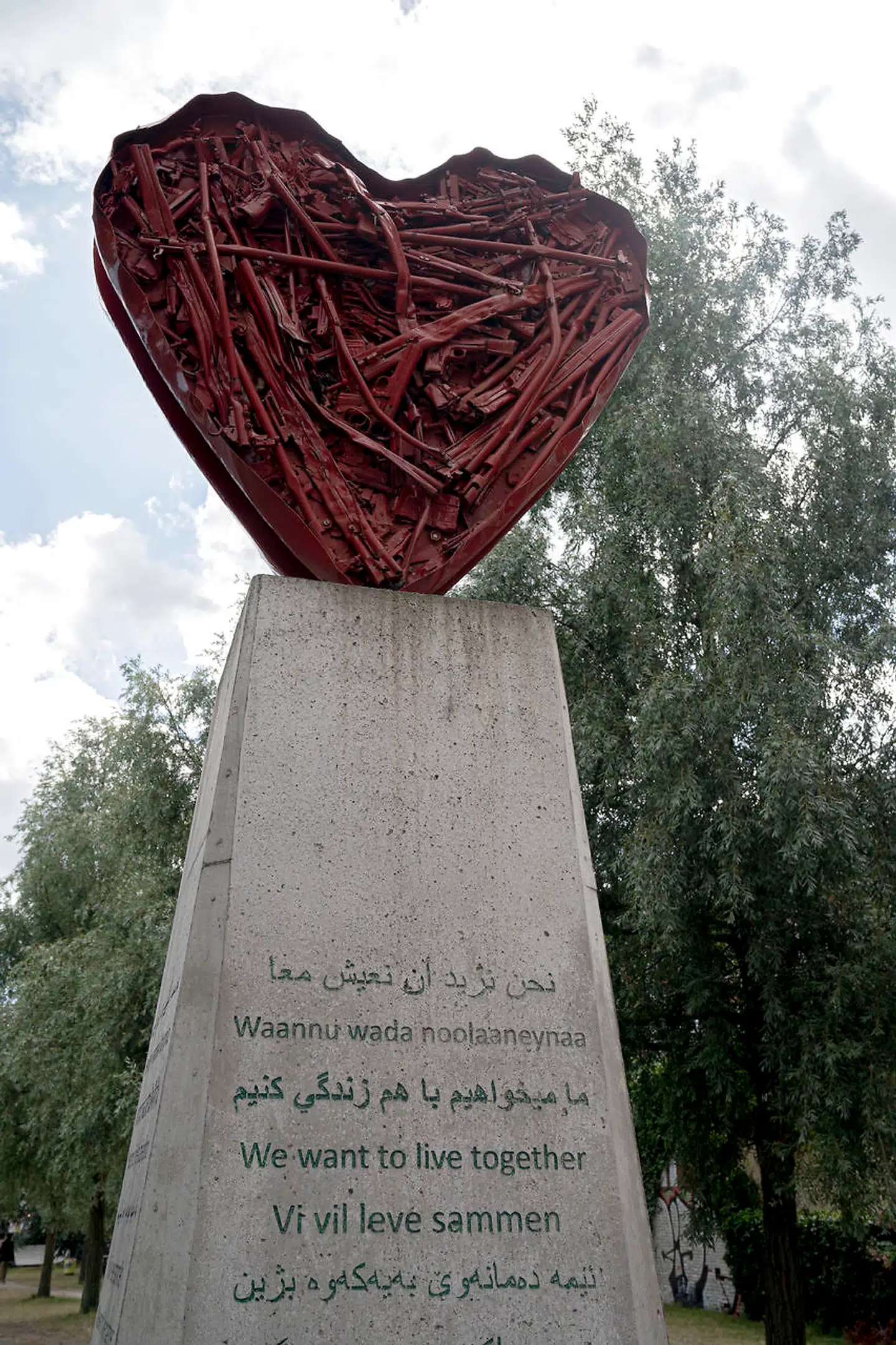 »Vi tager gaden tilbage« har fået rejst denne statue lige ved Den Røde Plads. Hjertet er formet af konfiskerede våben fra bydelen, og søjlen er smykket med sætningen: »Vi vil leve sammen« – oversat på de ti mest talte sprog i bydelen.