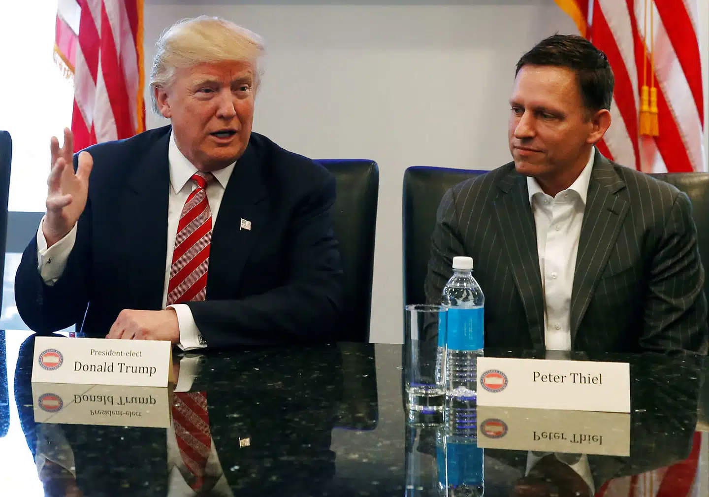 Præsident Donald Trump er klar til at hjælpe milliardæren Peter Thiel (th.) med at »tage et kig« på Google.
