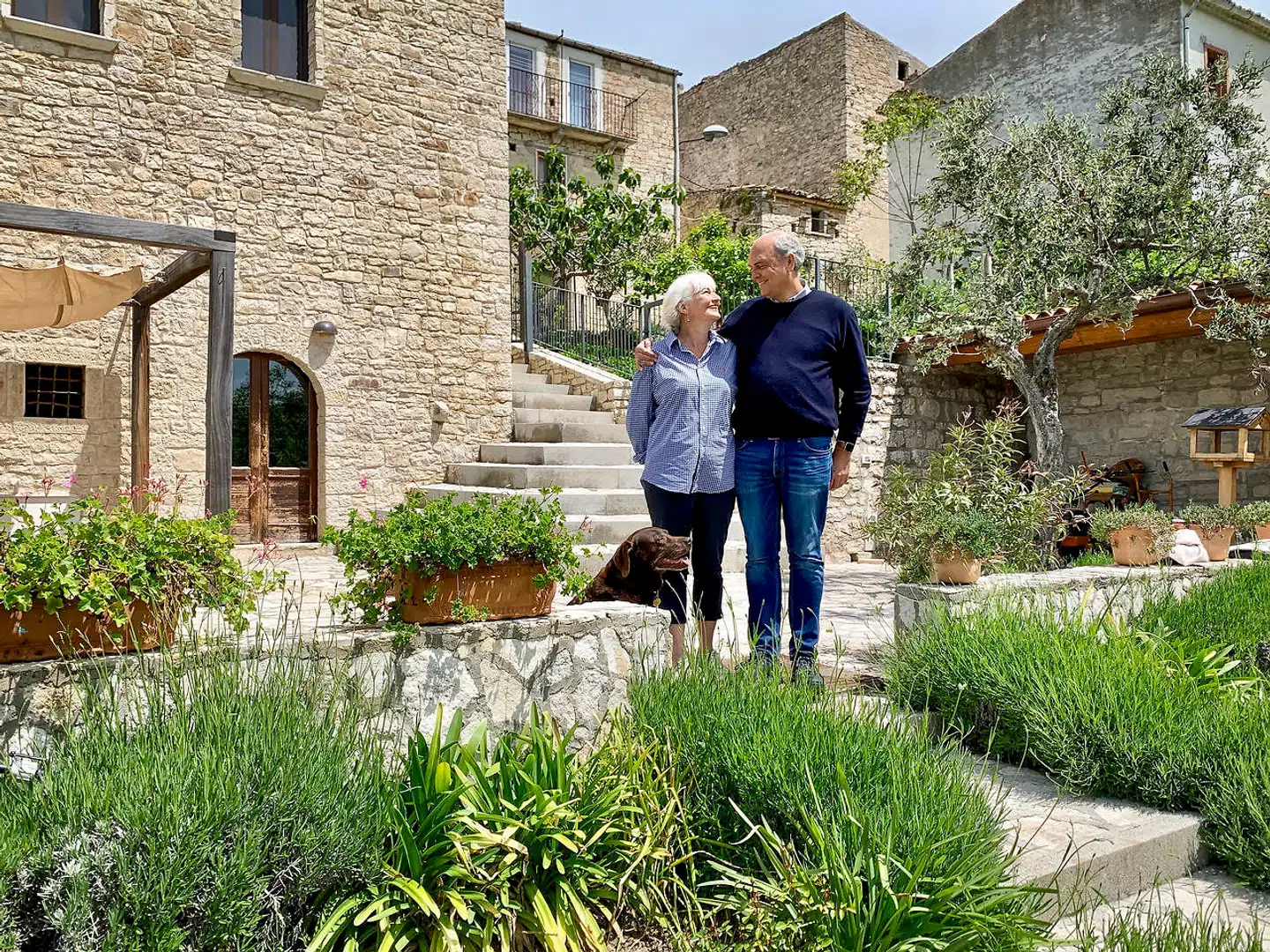 Sus og Anders Pedersen foran deres hus i udkanten af Ripabottoni, som de er i gang med at renovere og bygge ud. Projektet har været længe undervejs – flere år faktisk – men det må man tage med, hvis man vil leve som italienerne, siger de.