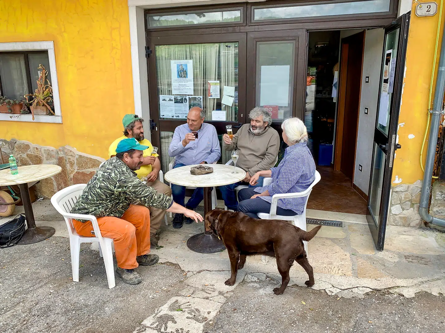 Ripabottoni har to barer, og det kan være svært at komme forbi uden lige at skulle have et glas og en snak med stamgæsterne.