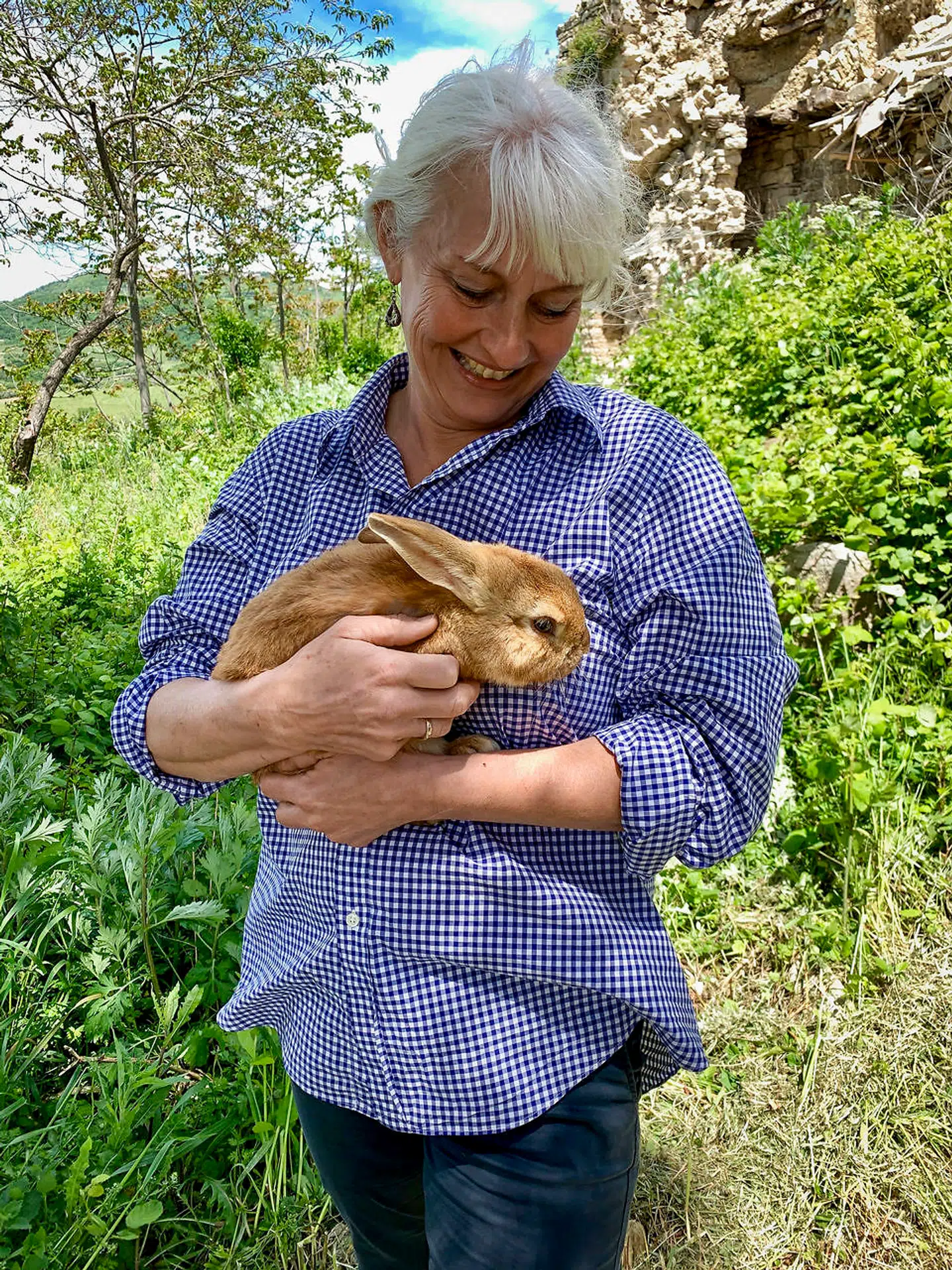 Hjemme i Danmark havde Sus og Anders Pedersen et lille husmandssted med både køer, grise, heste og får. I Italien nøjes Sus med lidt høns og kaniner – som selvfølgelig alle sammen ender i stegegryden.