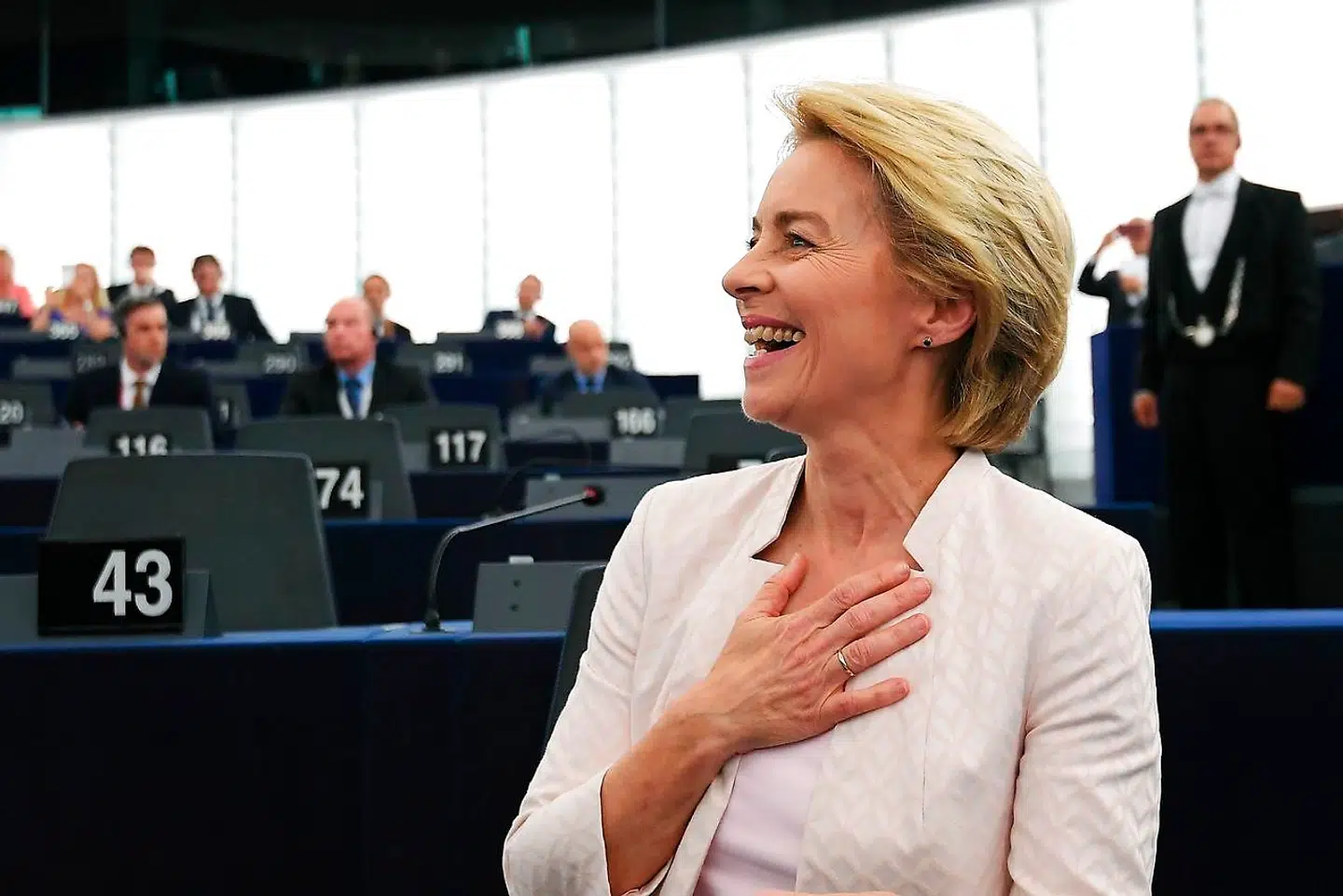 Det var en tydeligt lettet Ursula von der Leyen, der tirsdag aften kunne glæde sig over at blive ny kommissionsformand.