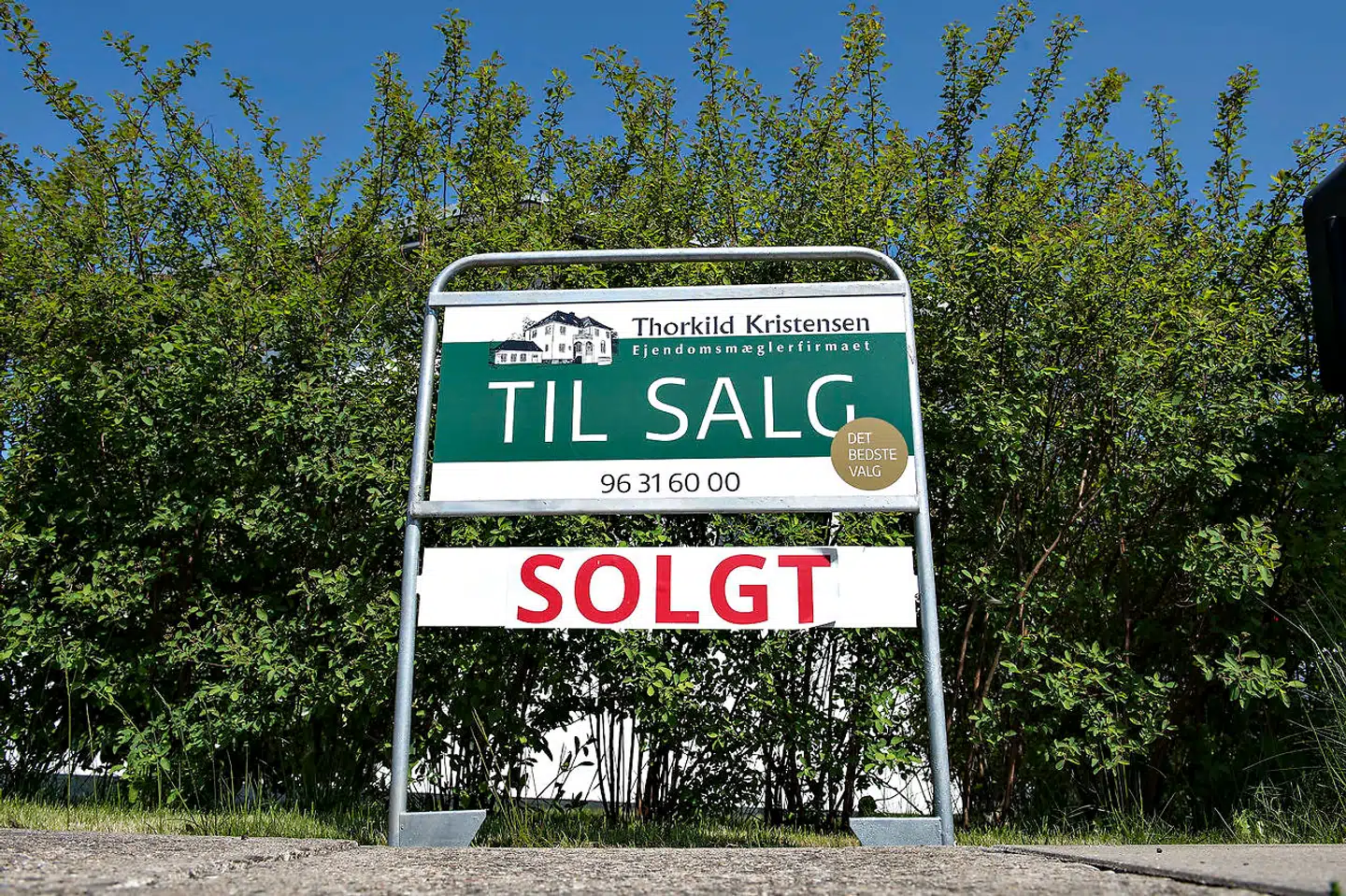 Fremover slipper man billigere, når boligkøbet skal tinglyses. Både den faste og variable afgift, som udgør en bestemt procentdel af købesummen, er blevet sat ned.