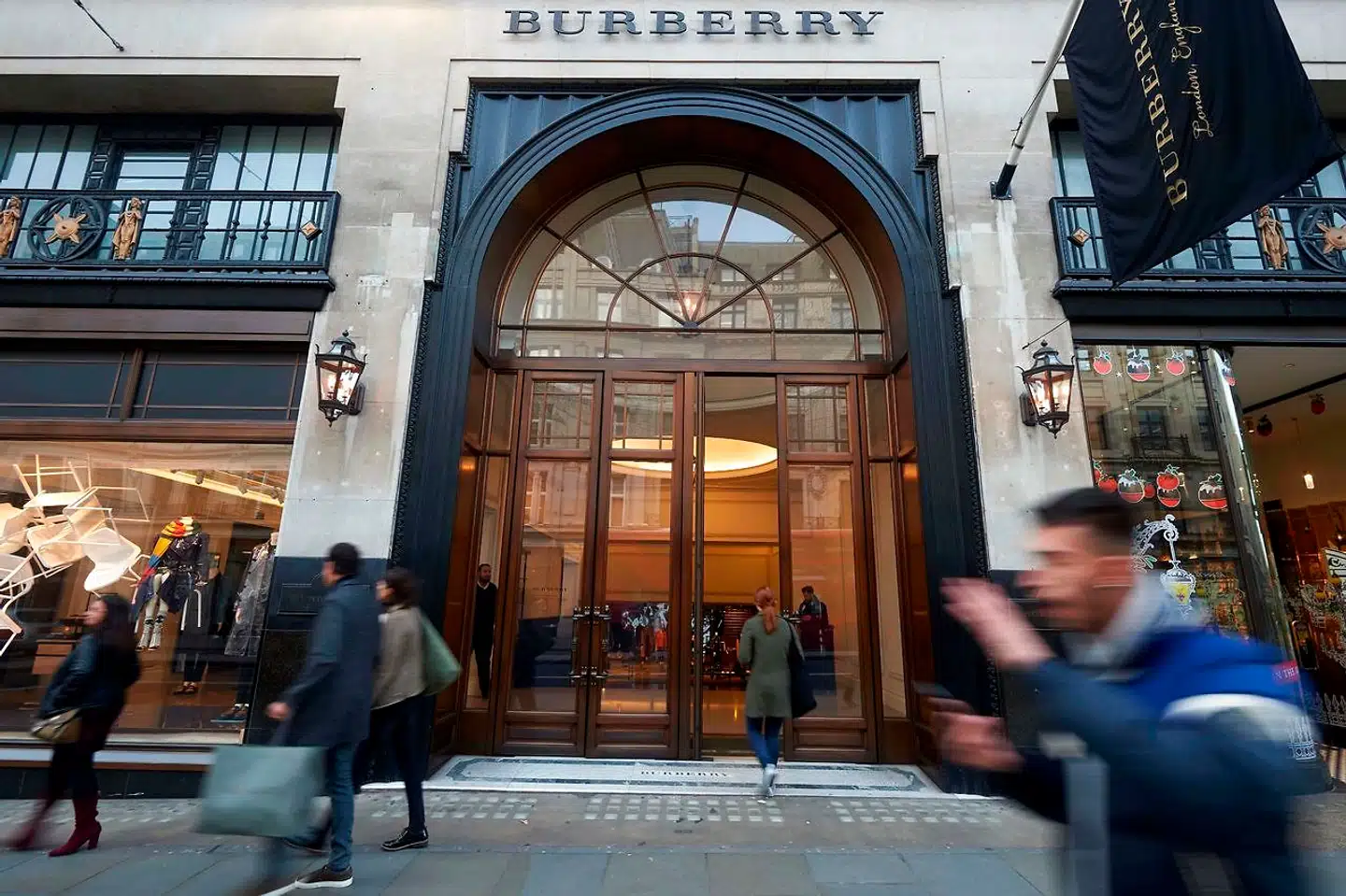 Burberry er med en ny designer i spidsen på vej til at blive et anerkendt luksusmærke igen.