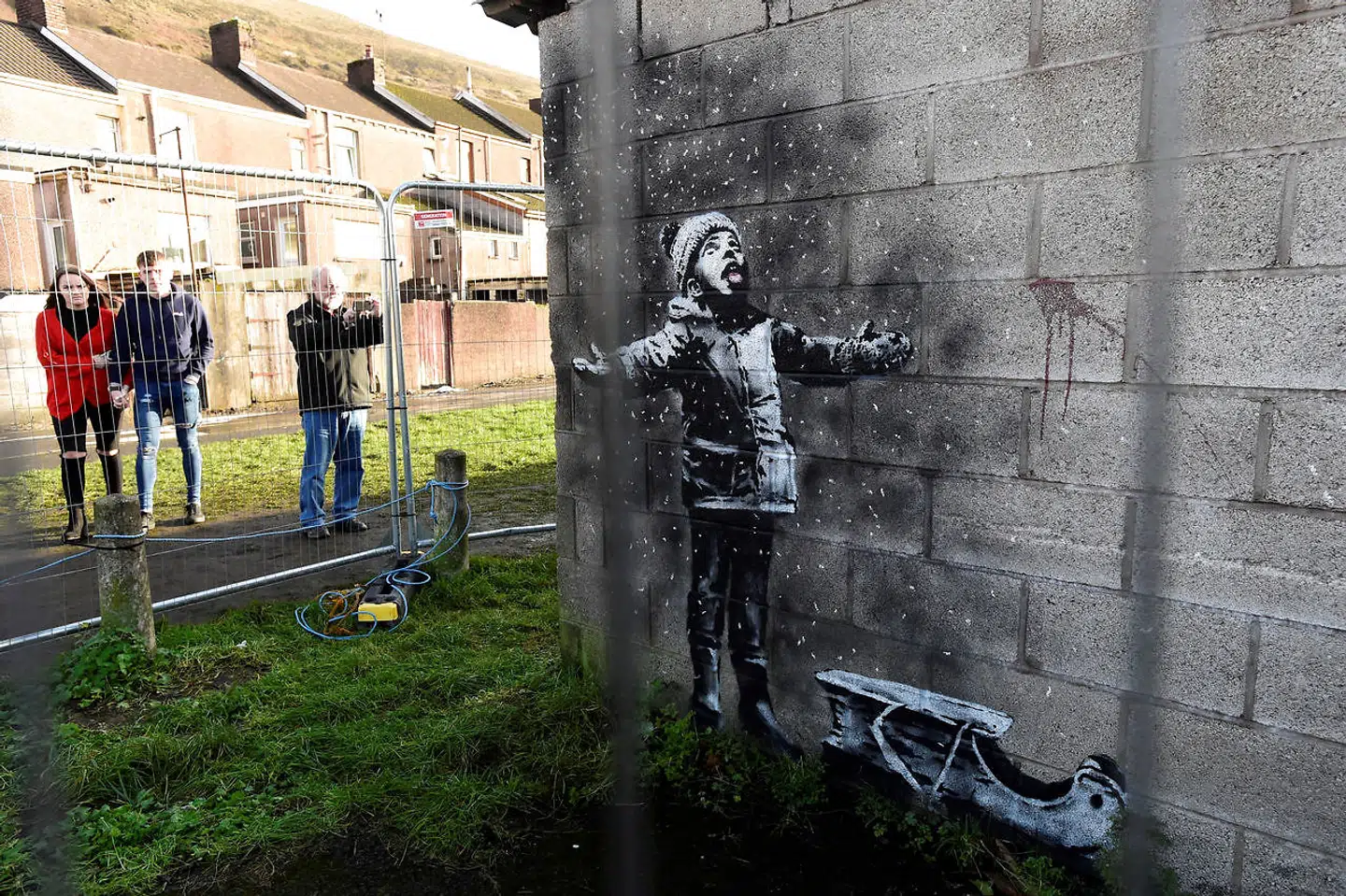 Banksy arbejder både hjemme i Storbritanninen og i udlandet. Dette værk på en garage, som er ejet af en stålarbejder, i Port Talbot i Wales blev købt af en kunsthandler for et sekscifret beløb i pund.