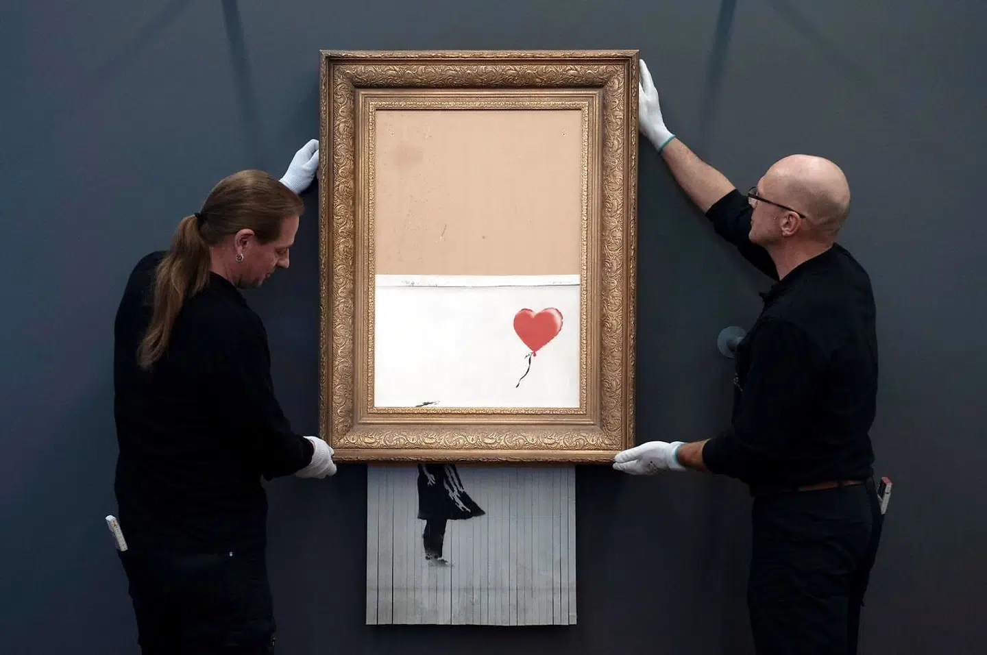 Banksy vakte opsigt med dette billede, »Girl with Balloon«, som blev solgt på auktions hos Sotheby's i London. Minutter efter salget blev halvdelen af billedet makuleret af en hemmelig makulator, som kunstneren selv havde indbygget i rammen.
